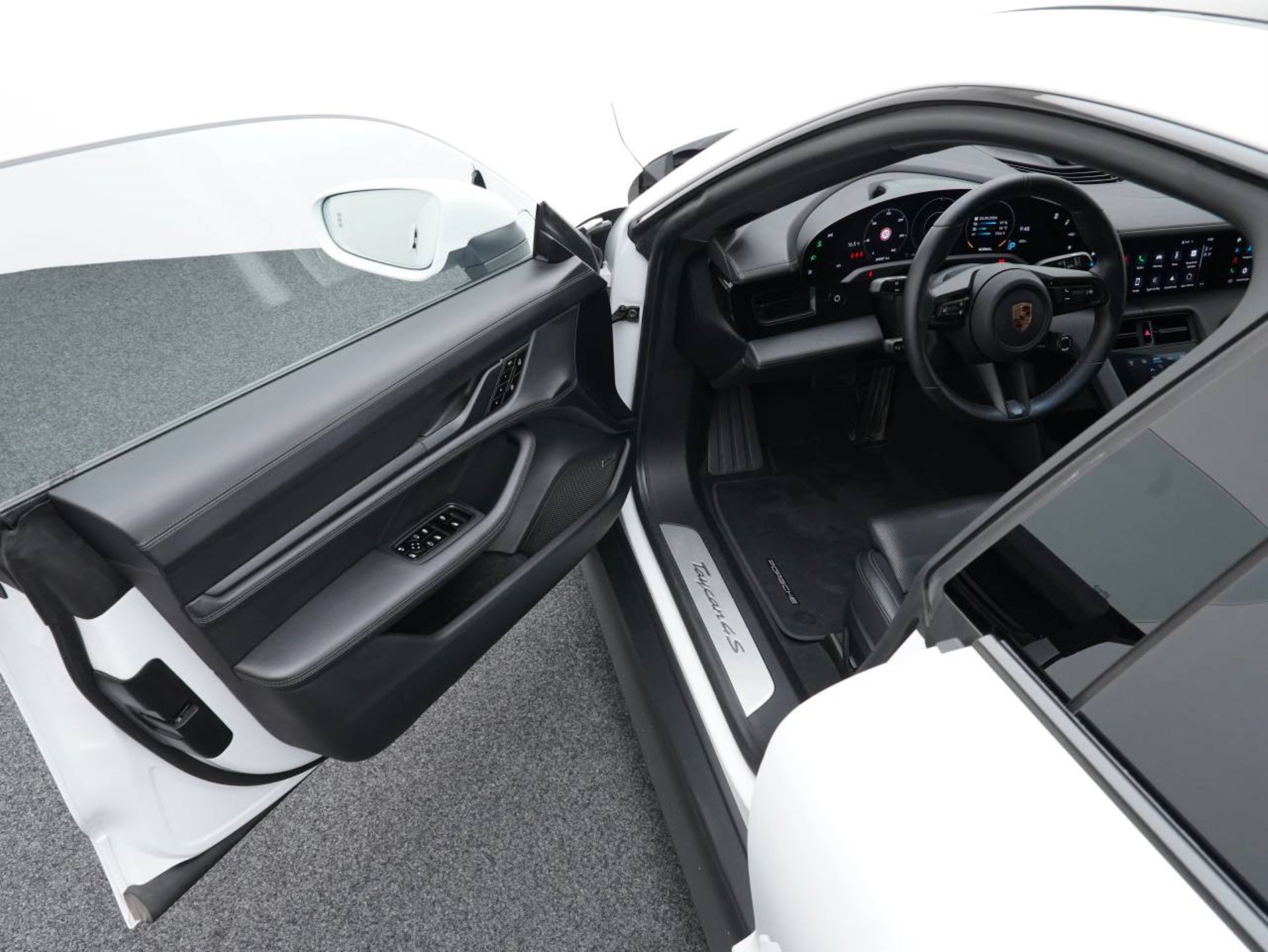 PORSCHE Taycan 4S-showroom-element-3