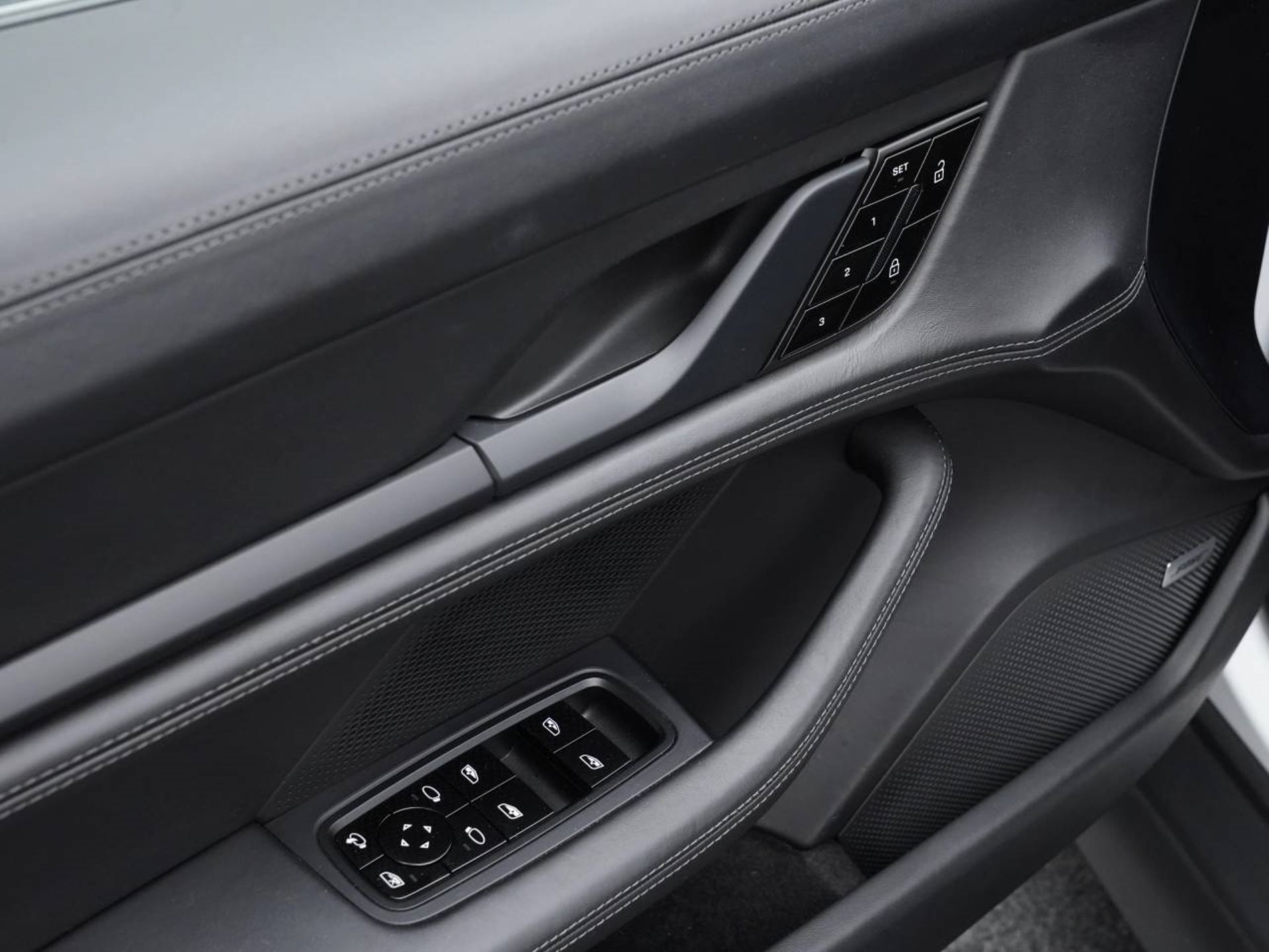 PORSCHE Taycan 4S-image-22