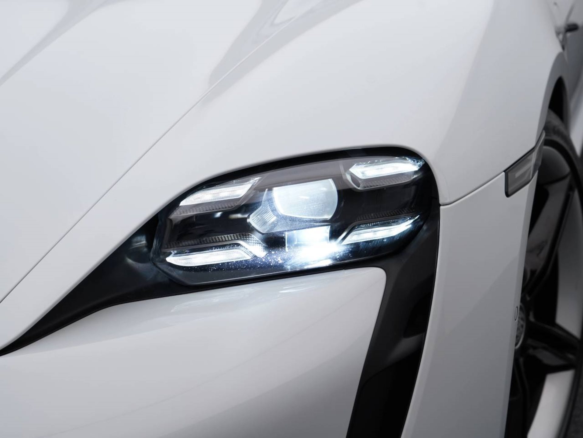 PORSCHE Taycan 4S-image-11