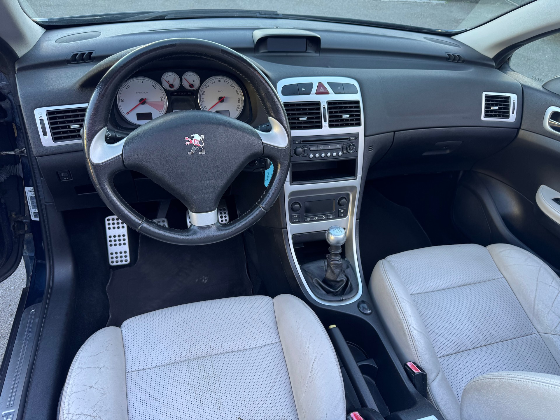 PEUGEOT 307 CC 2.0 HDI Platinum Edition-image-15