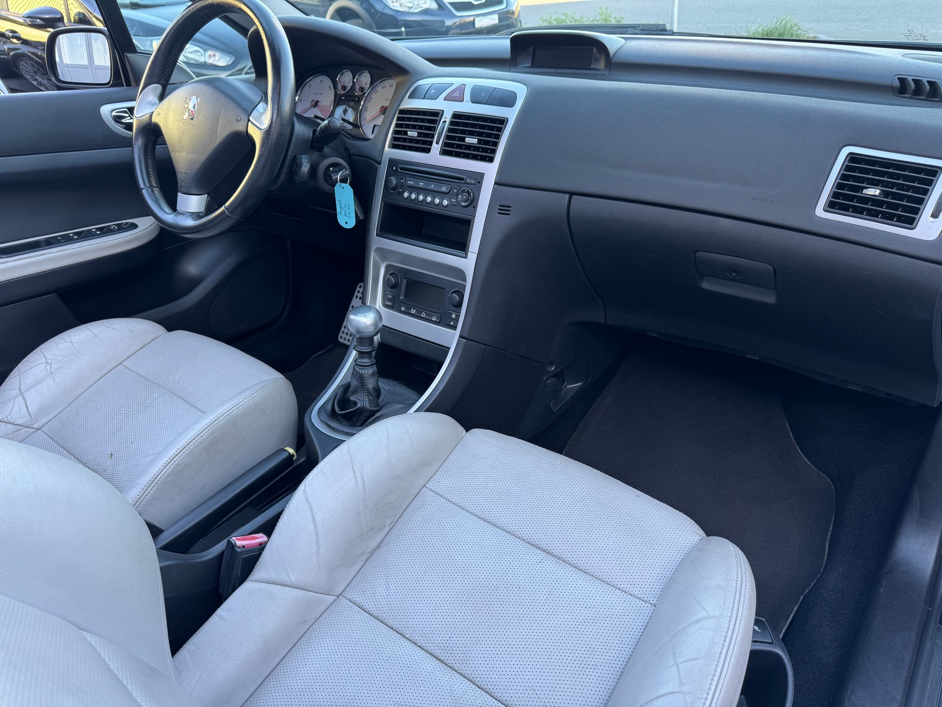 PEUGEOT 307 CC 2.0 HDI Platinum Edition-image-10