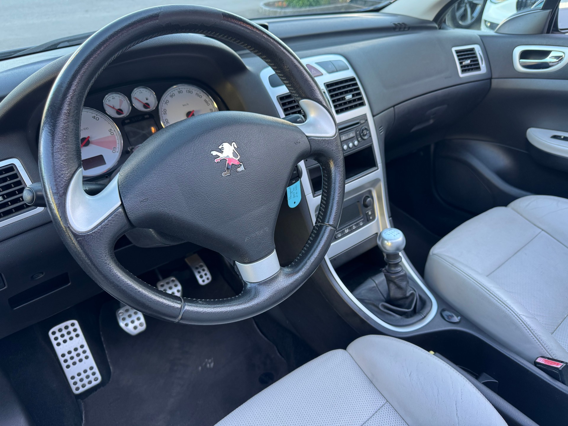 PEUGEOT 307 CC 2.0 HDI Platinum Edition-image-14