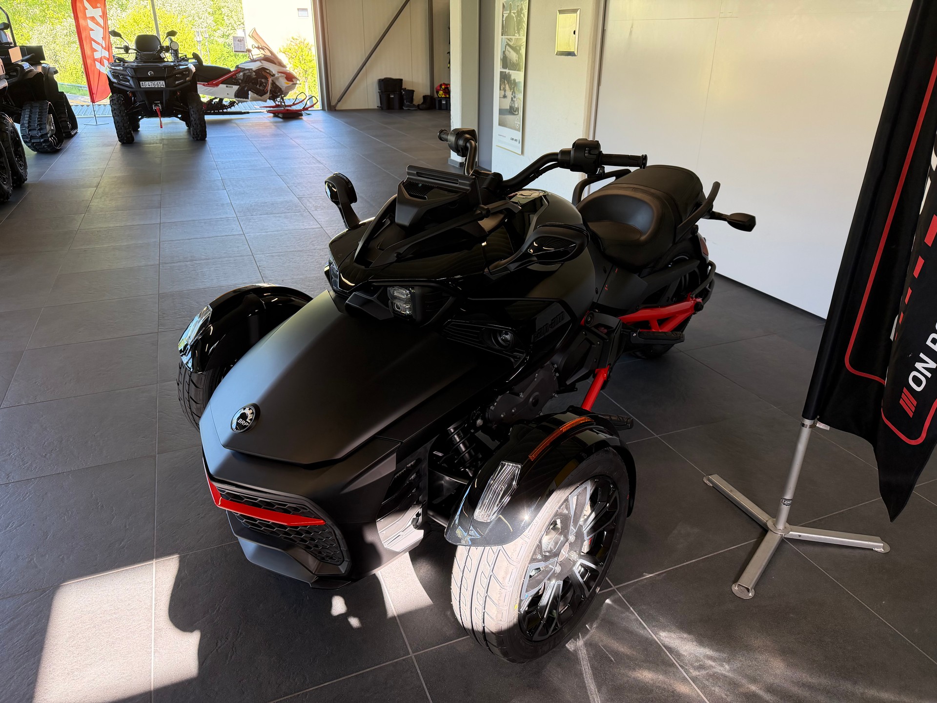 CAN-AM Spyder F3 S-showroom-element-2