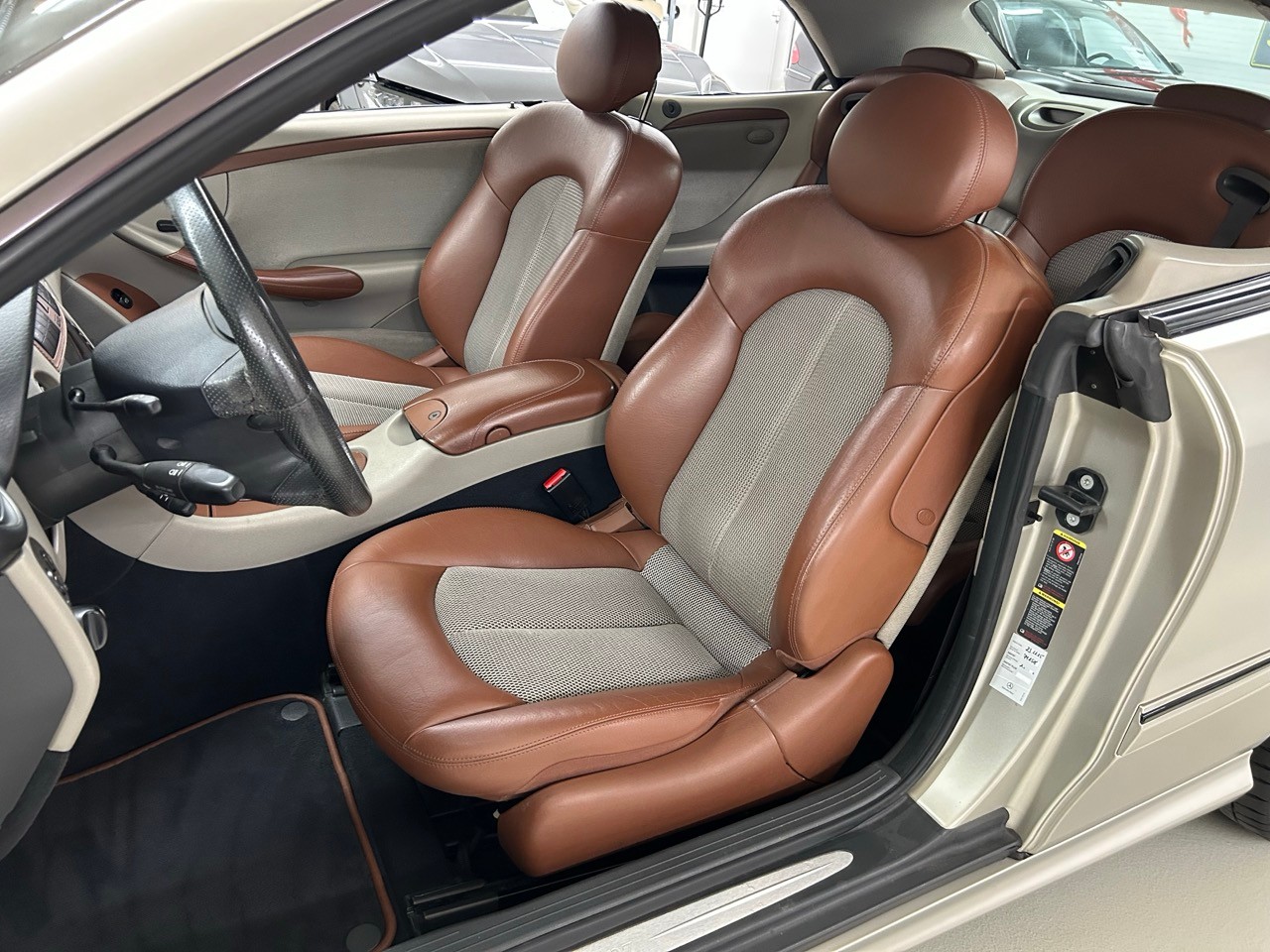 MERCEDES-BENZ CLK 500 Elégance 7G-Tronic Armani Limited-image-8