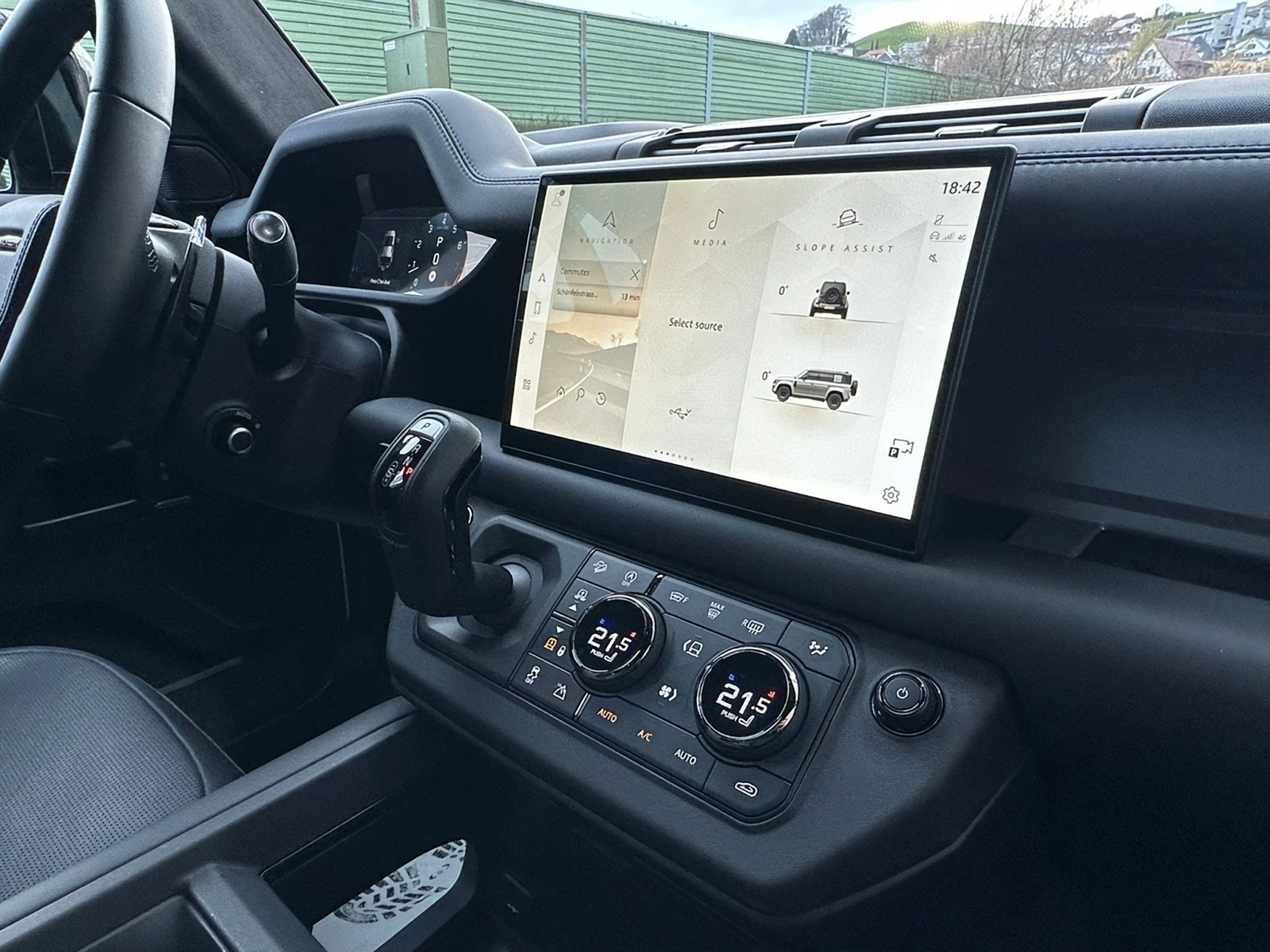 LAND ROVER Defender 110 4.4 V8 Octa / CH Auslieferung mit Gratis Service-image-10