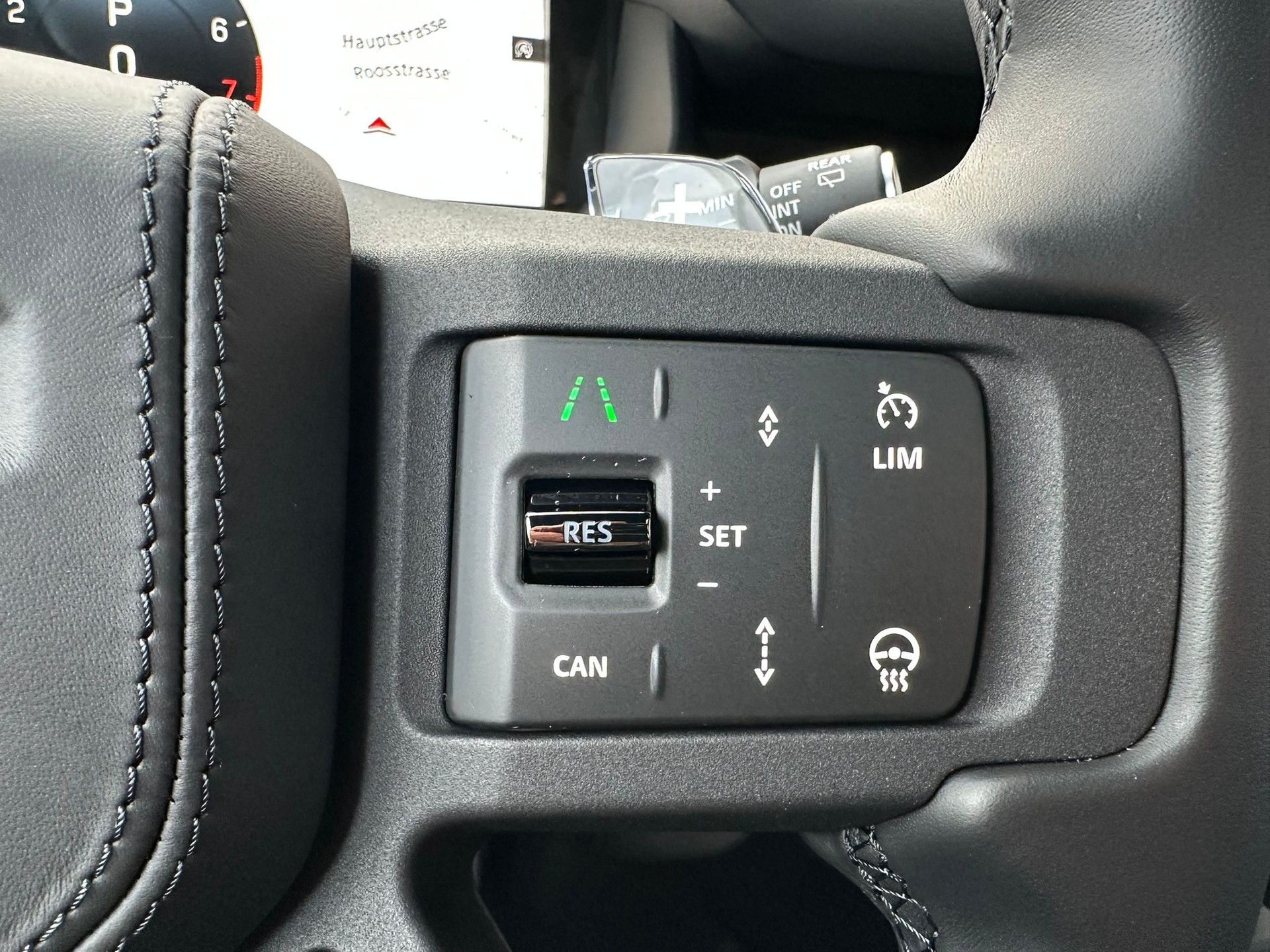 LAND ROVER Defender 110 4.4 V8 Octa / CH Auslieferung mit Gratis Service-image-16