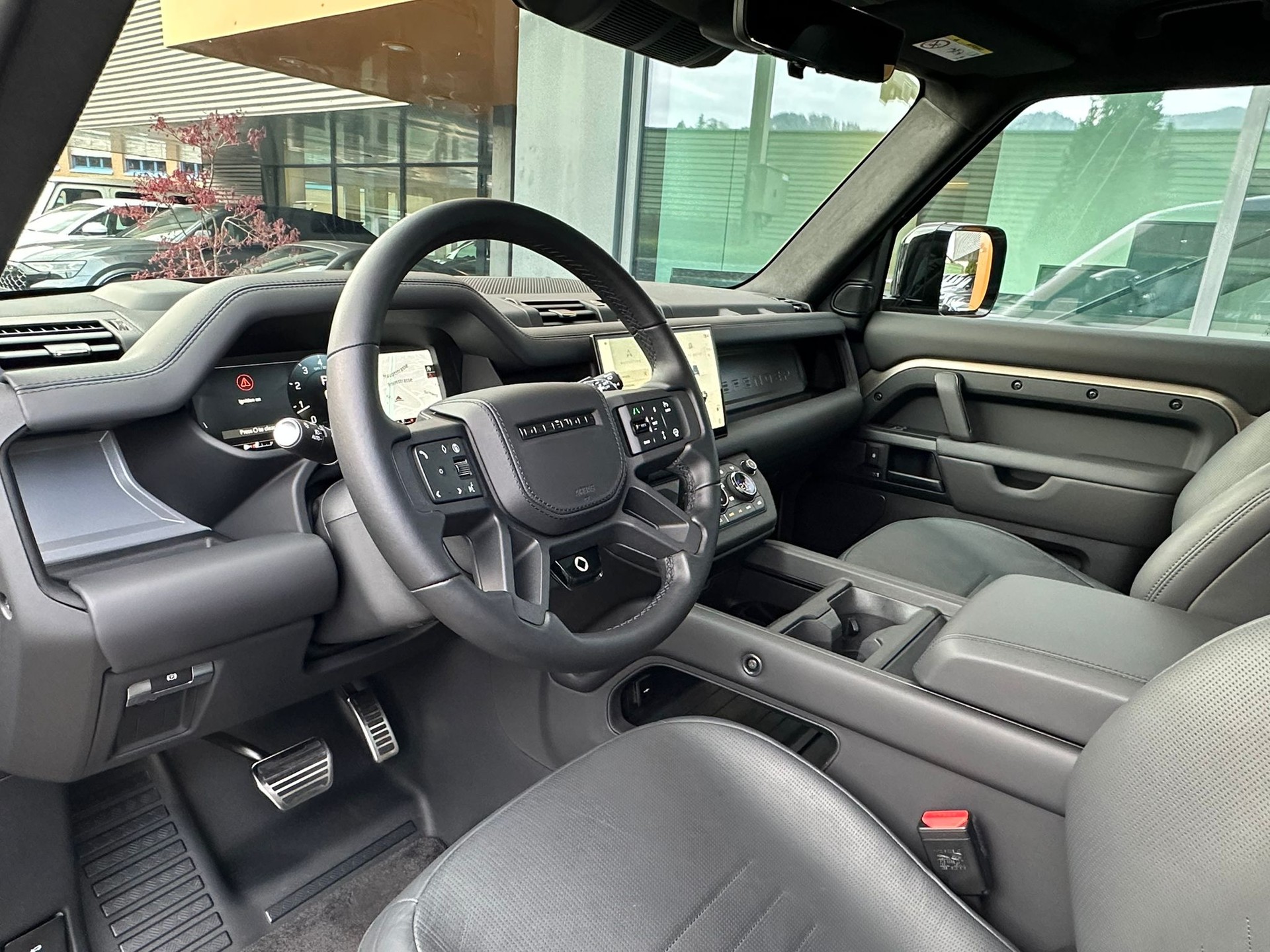 LAND ROVER Defender 110 4.4 V8 Octa / CH Auslieferung mit Gratis Service-image-9