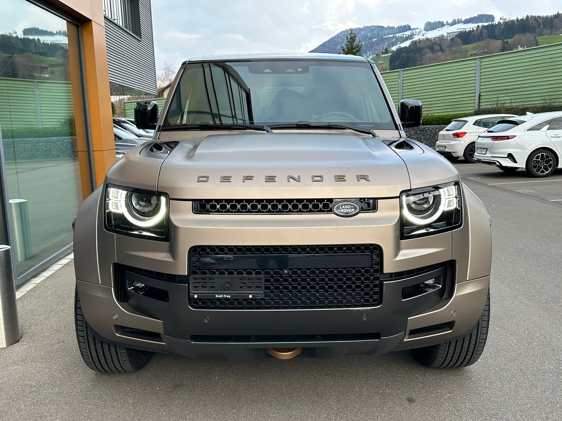 LAND ROVER Defender 110 4.4 V8 Octa / CH Auslieferung mit Gratis Service-image-5