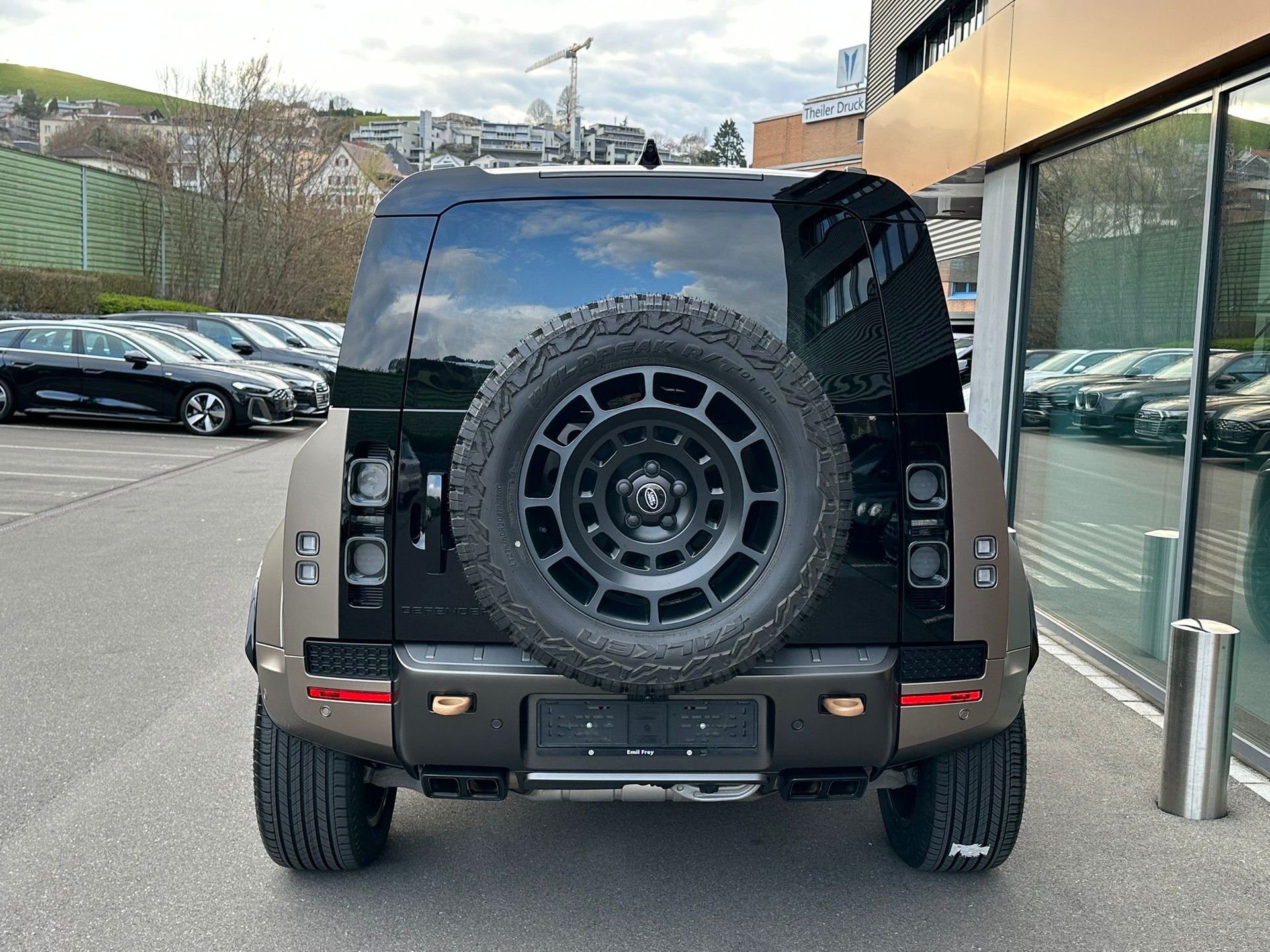LAND ROVER Defender 110 4.4 V8 Octa / CH Auslieferung mit Gratis Service-showroom-element-3