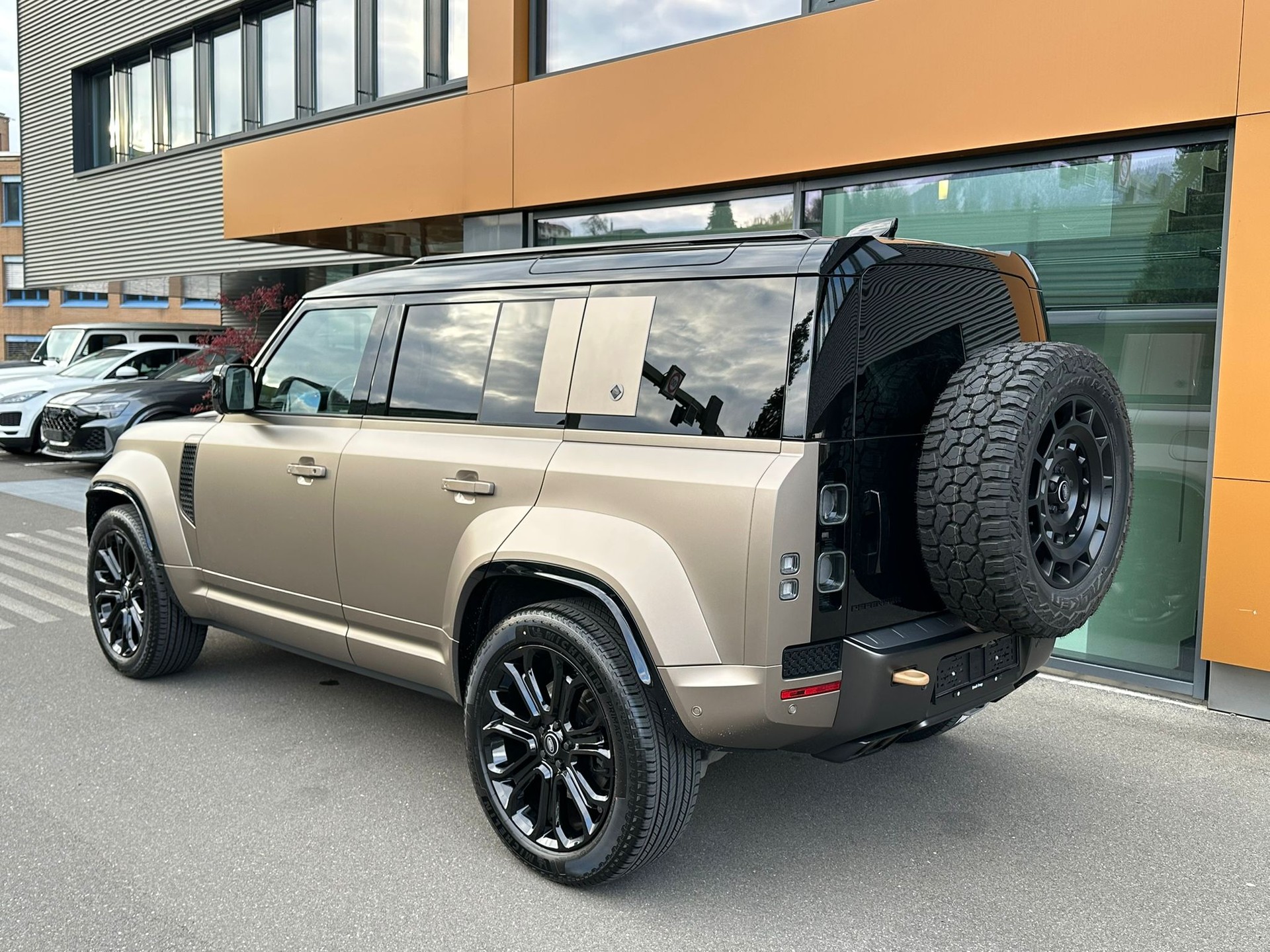 LAND ROVER Defender 110 4.4 V8 Octa / CH Auslieferung mit Gratis Service-image-7