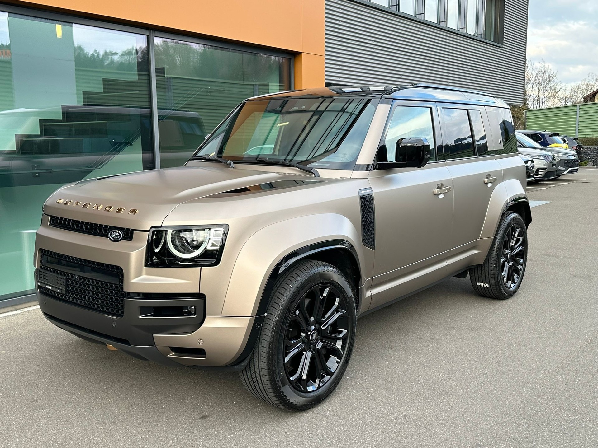 LAND ROVER Defender 110 4.4 V8 Octa / CH Auslieferung mit Gratis Service-showroom-element-2
