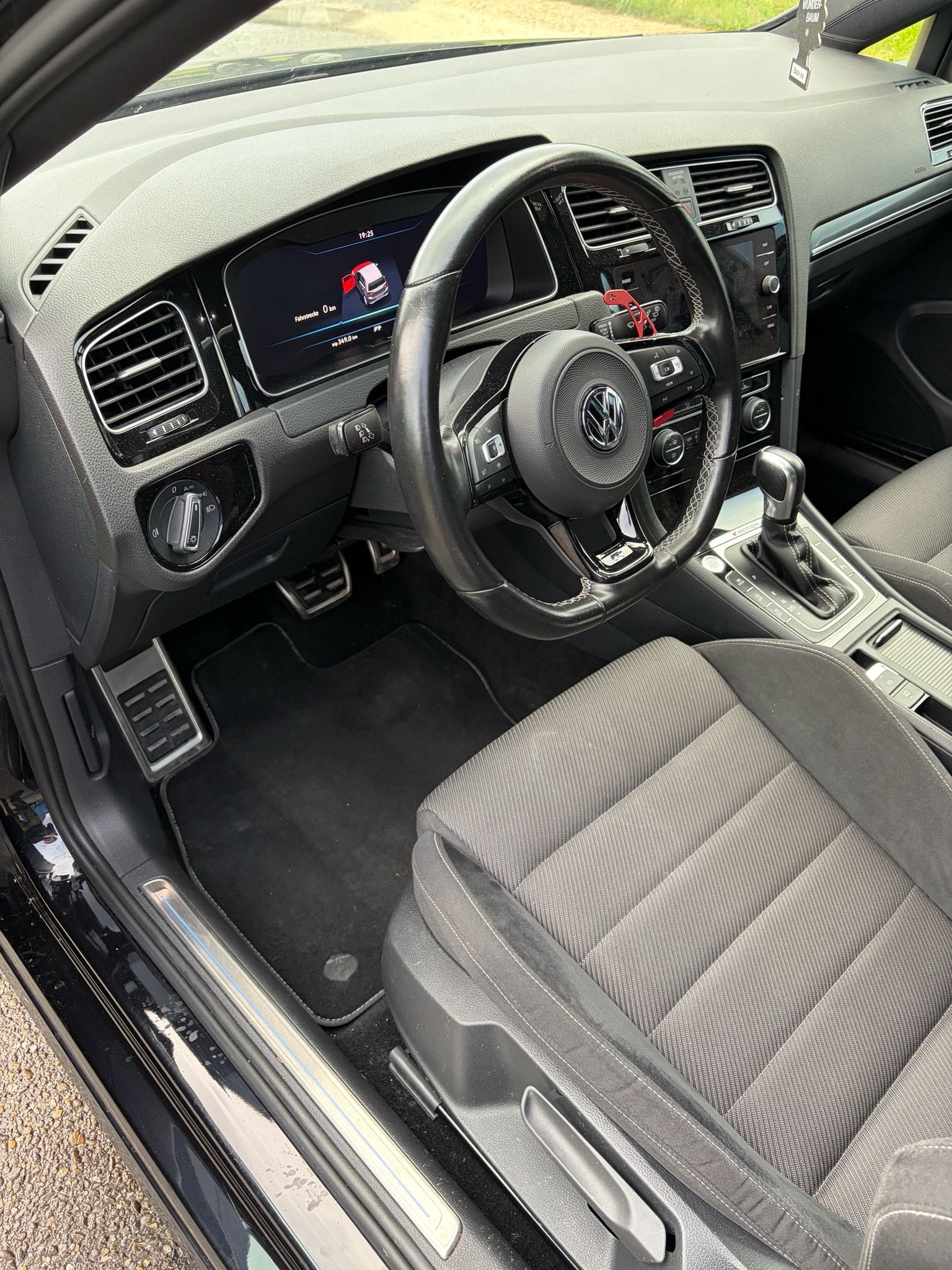 VW Golf 2.0 TSI R 4Motion DSG-image-8