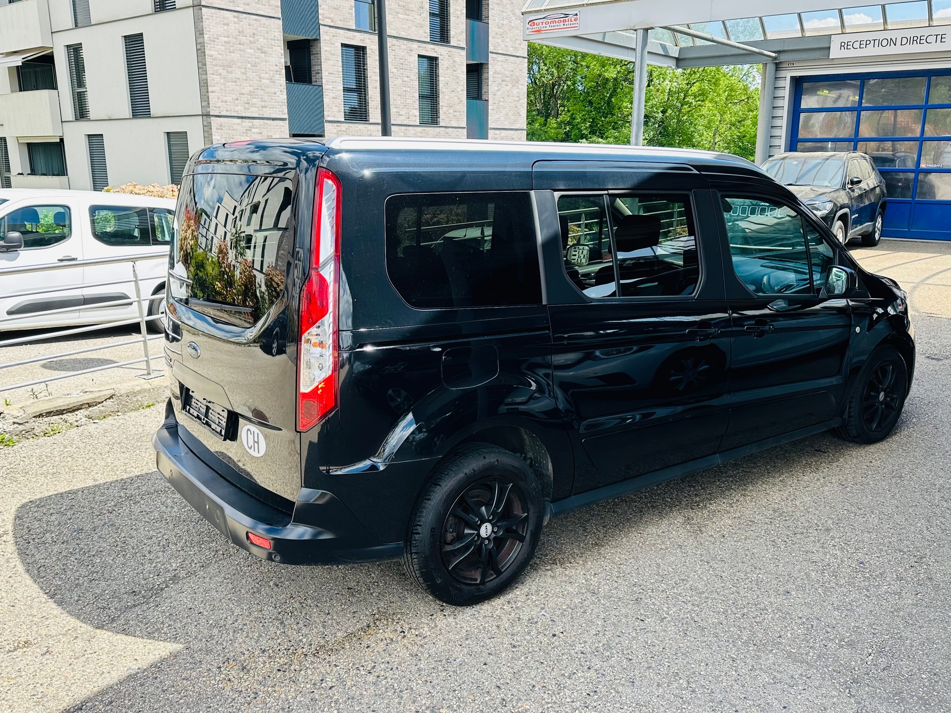 FORD Grand Tourneo Connect 1.5 EcoBlue Titanium Automat-image-8