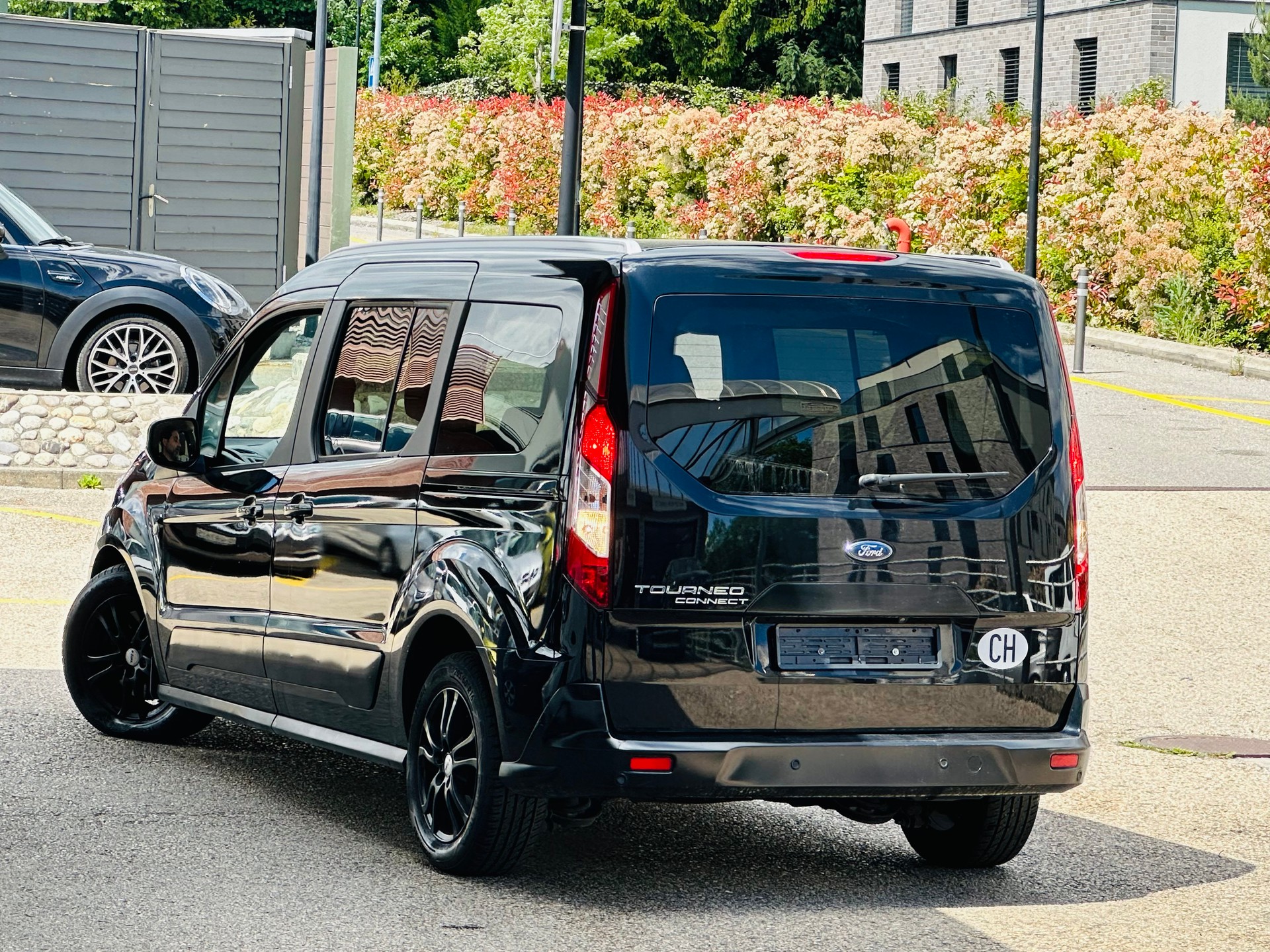 FORD Grand Tourneo Connect 1.5 EcoBlue Titanium Automat-image-4