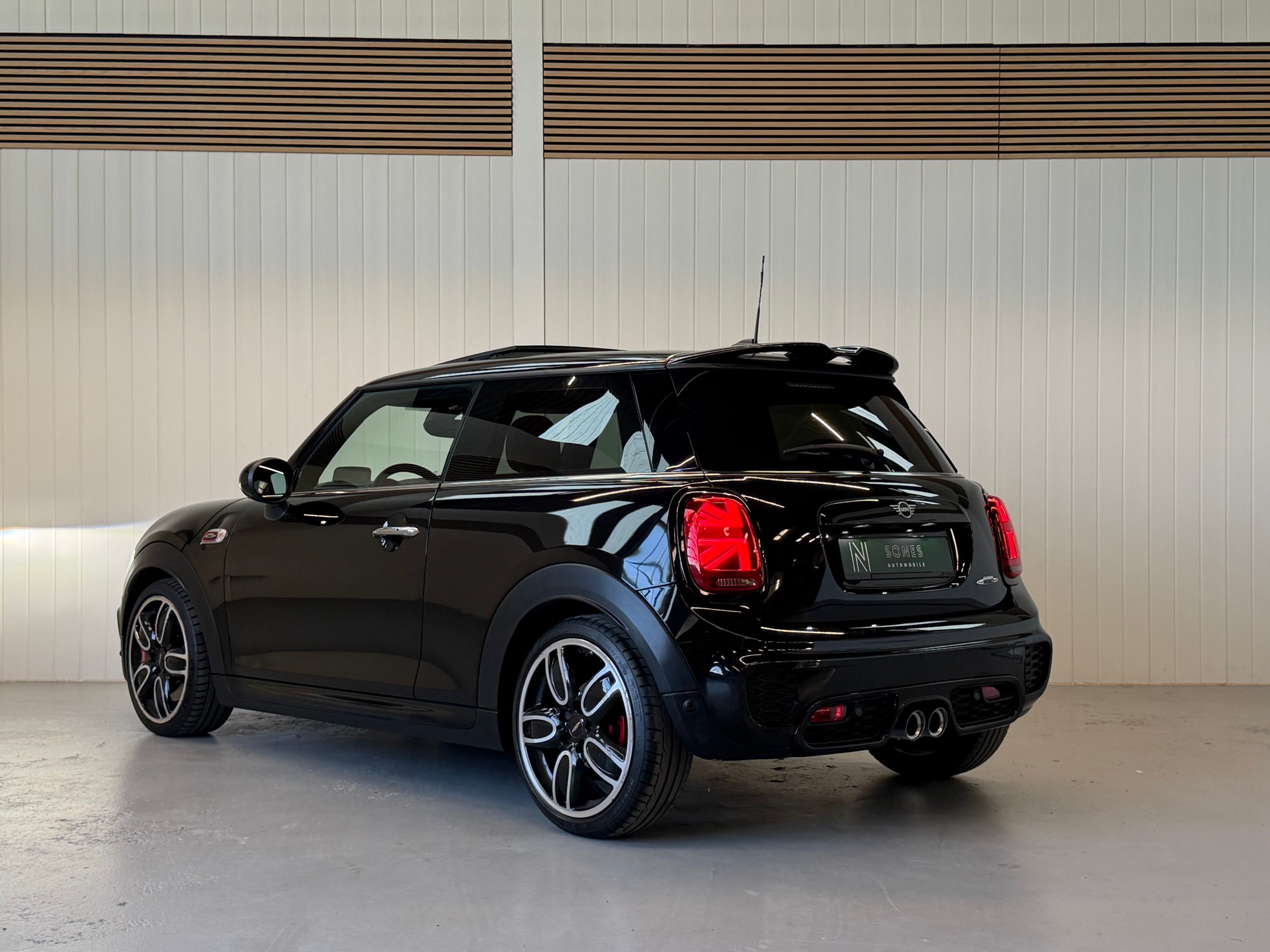 MINI Cooper John Cooper Works Steptronic frisch ab MFK & Service-showroom-element-2