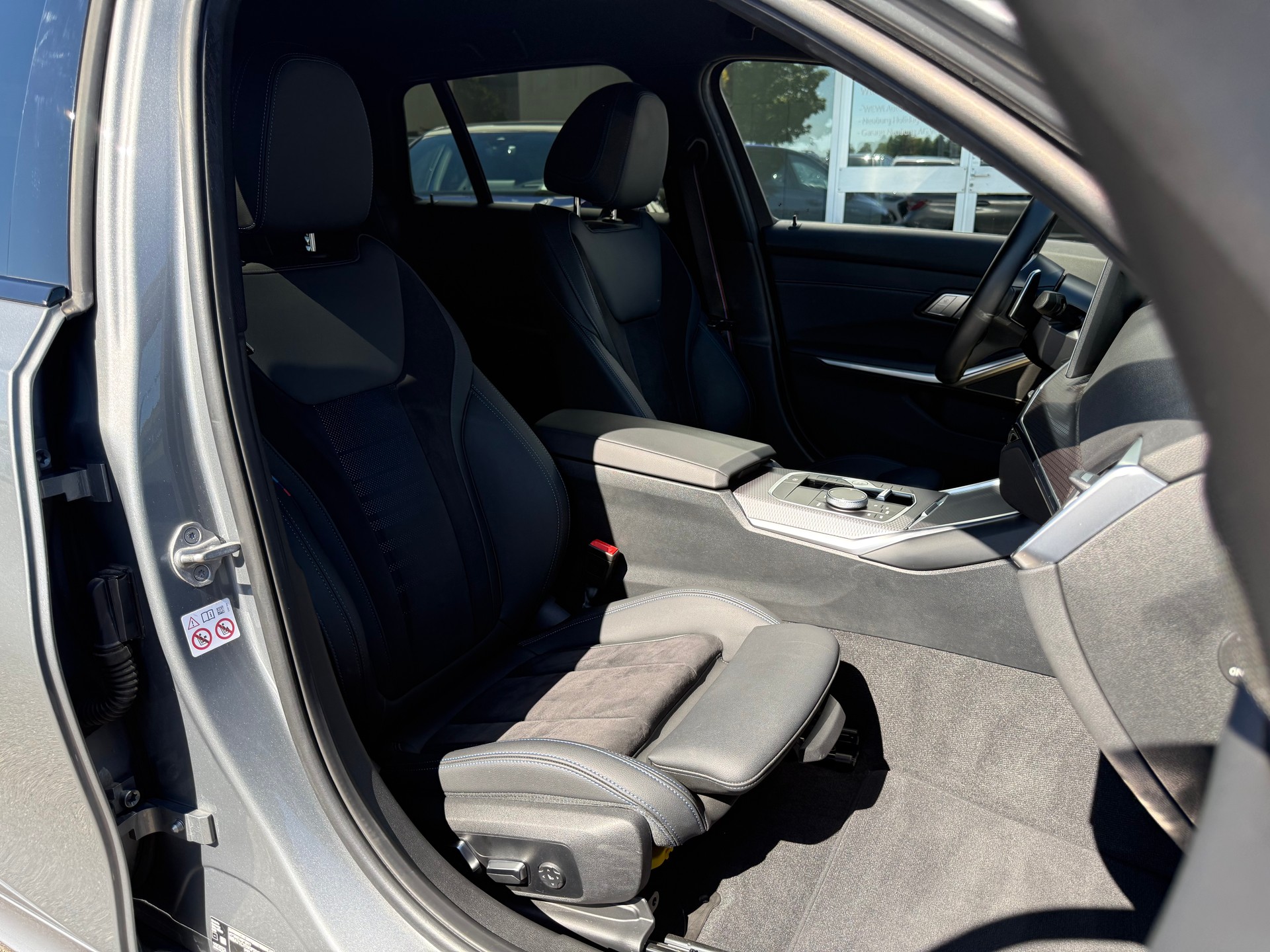 BMW 330e x DriveTouring Steptronic M Sport Pro-image-18