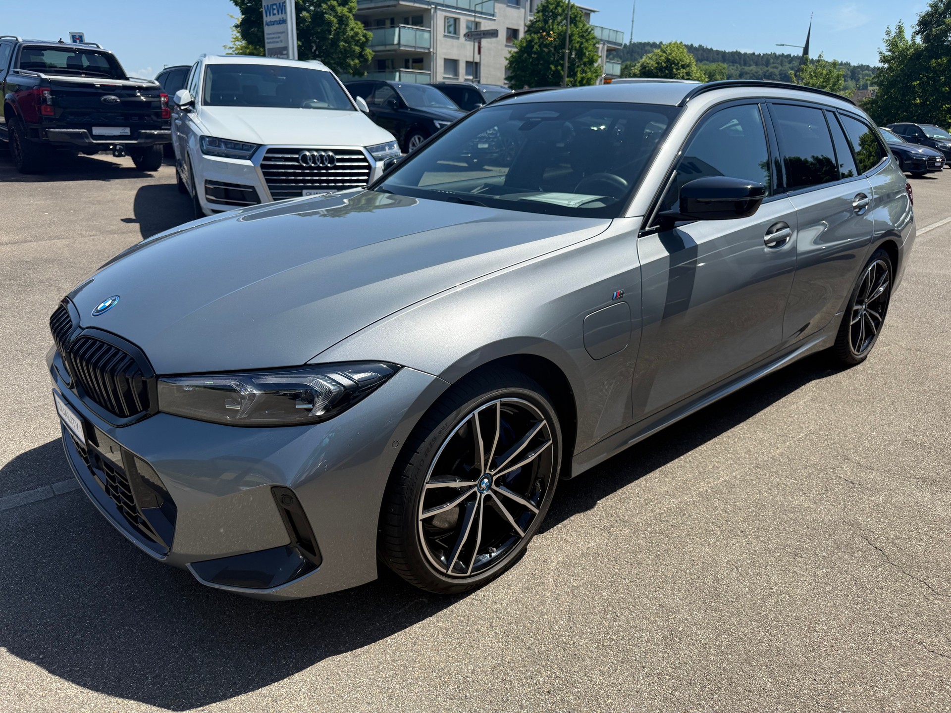 BMW 330e x DriveTouring Steptronic M Sport Pro-image-2