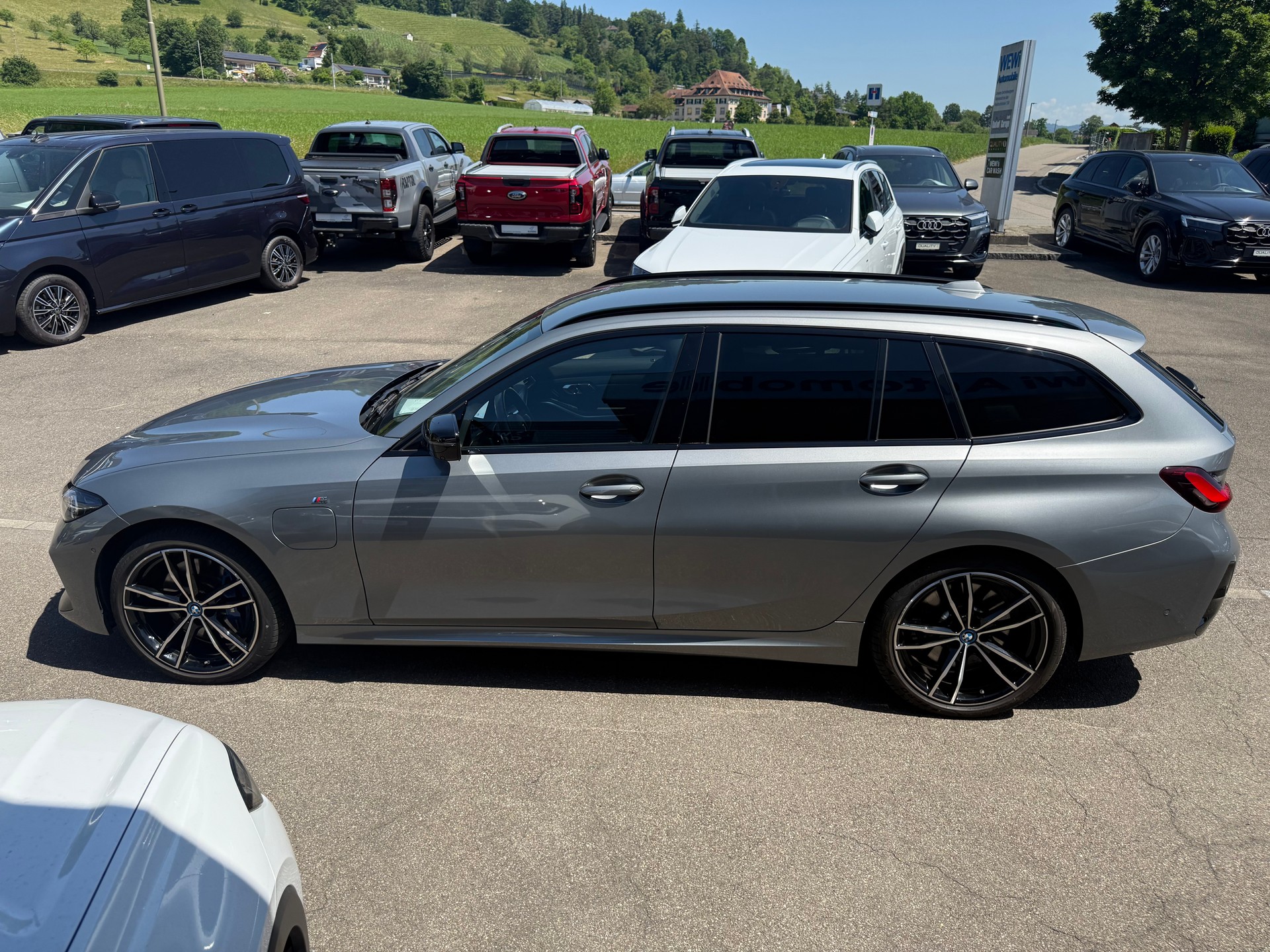 BMW 330e x DriveTouring Steptronic M Sport Pro-image-3