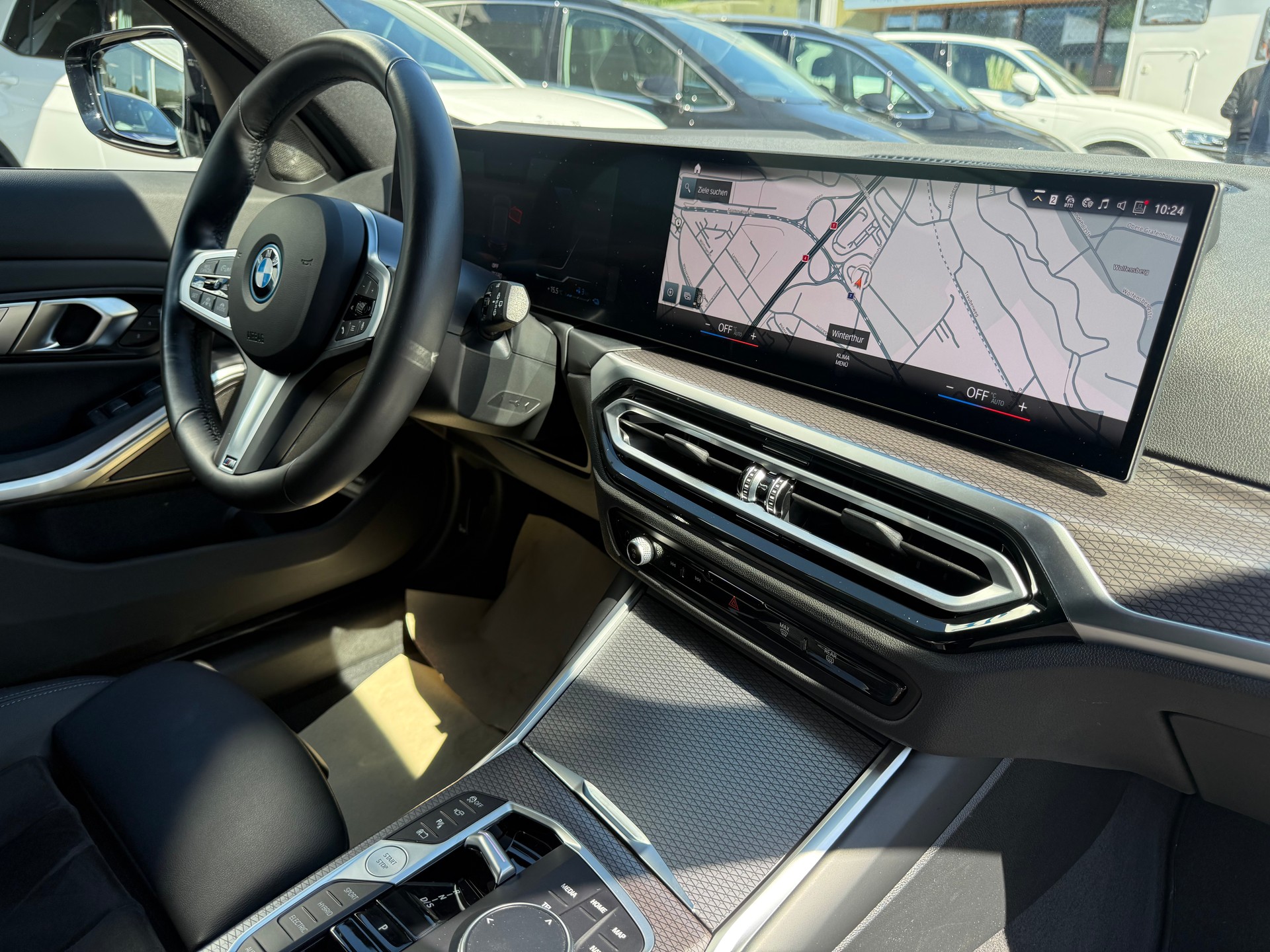 BMW 330e x DriveTouring Steptronic M Sport Pro-image-16