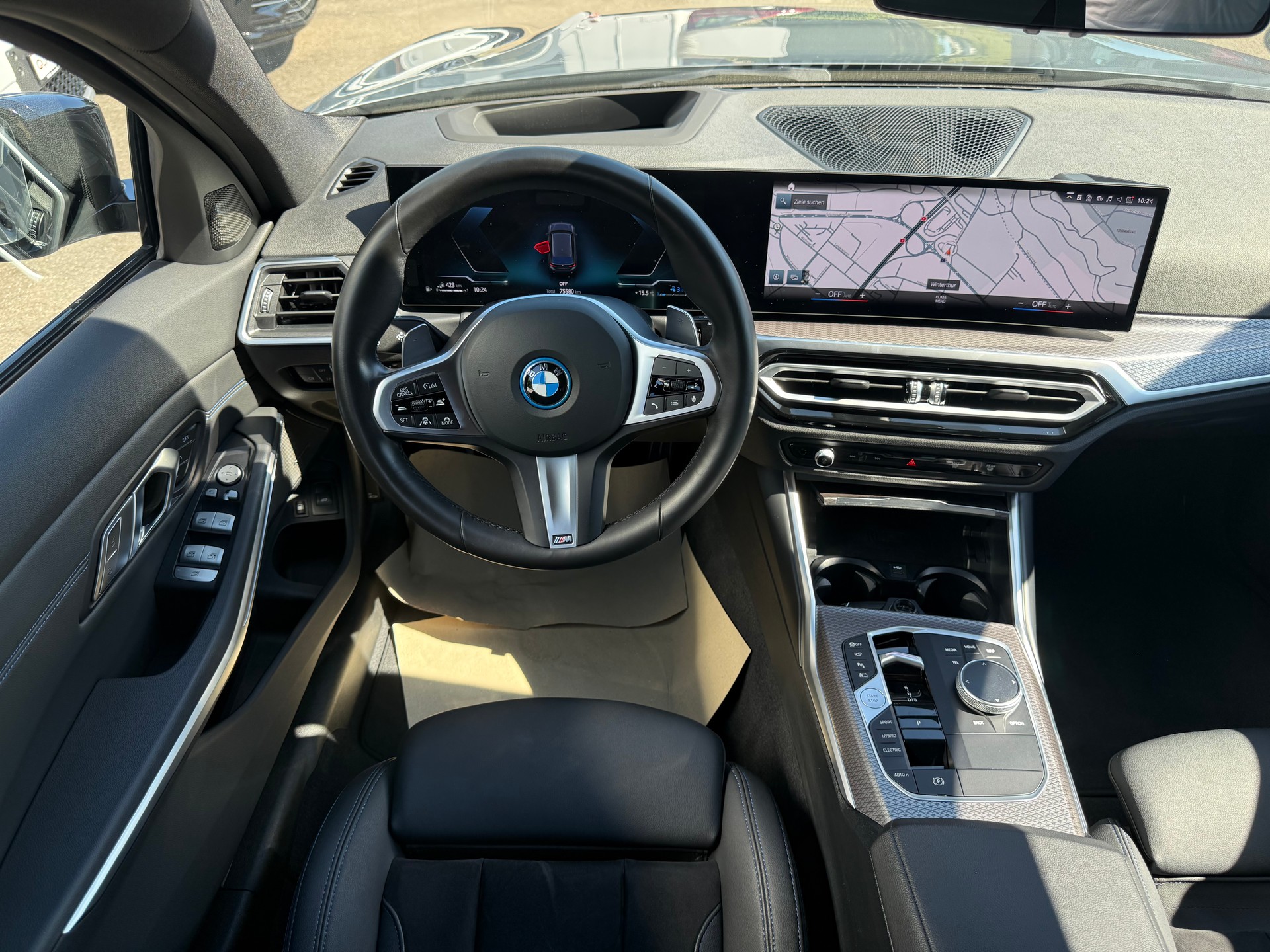 BMW 330e x DriveTouring Steptronic M Sport Pro-image-12