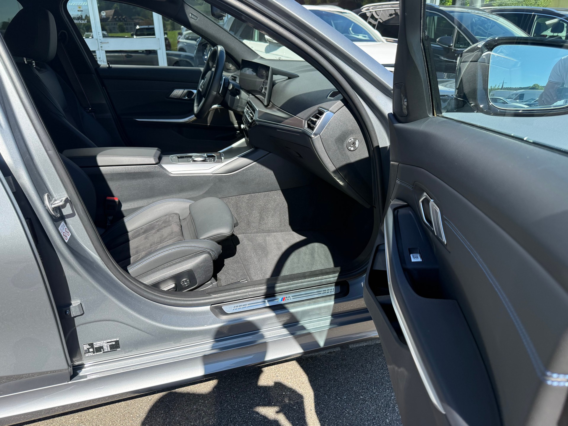 BMW 330e x DriveTouring Steptronic M Sport Pro-image-17