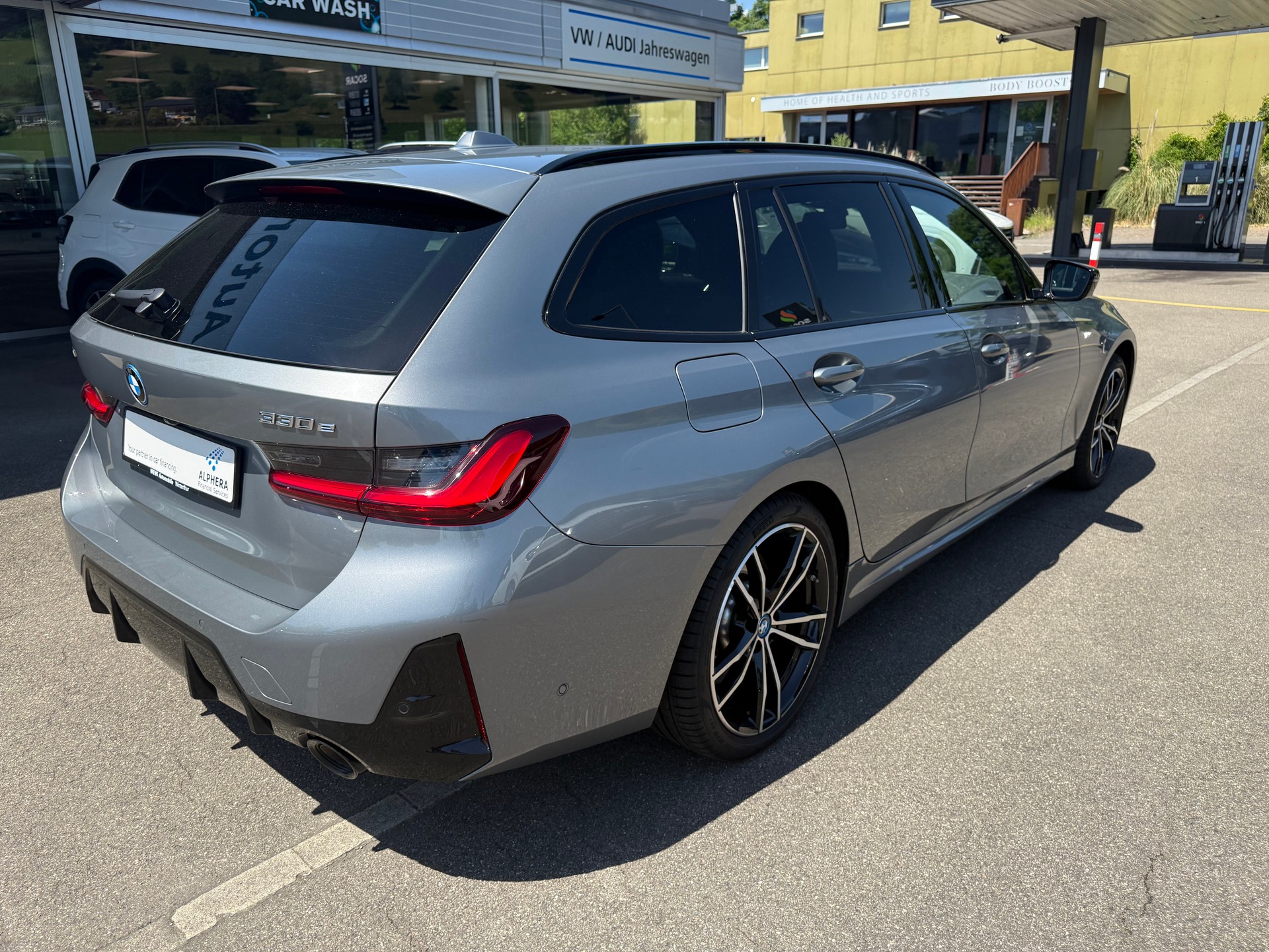 BMW 330e x DriveTouring Steptronic M Sport Pro-image-6
