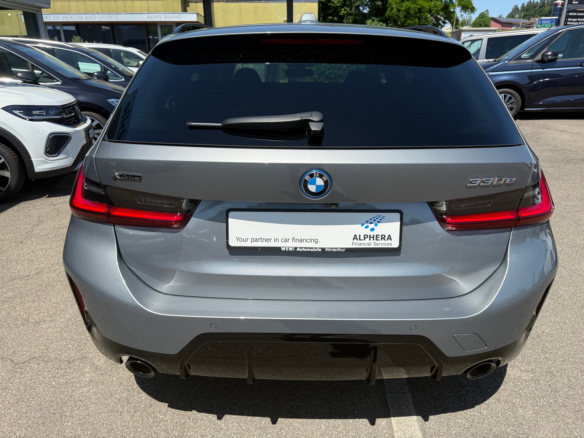 BMW 330e x DriveTouring Steptronic M Sport Pro-image-5