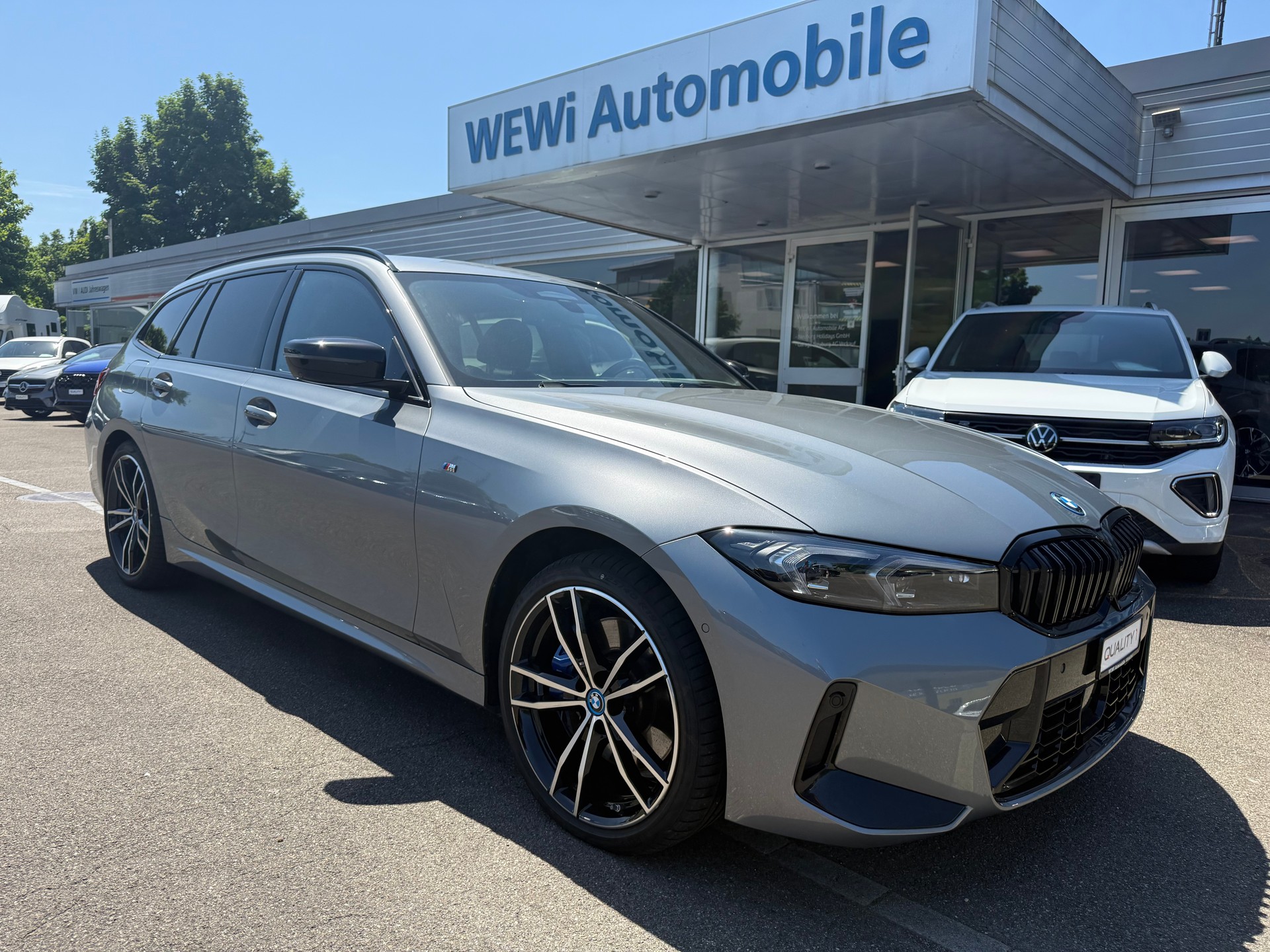 BMW 330e x DriveTouring Steptronic M Sport Pro-image-0