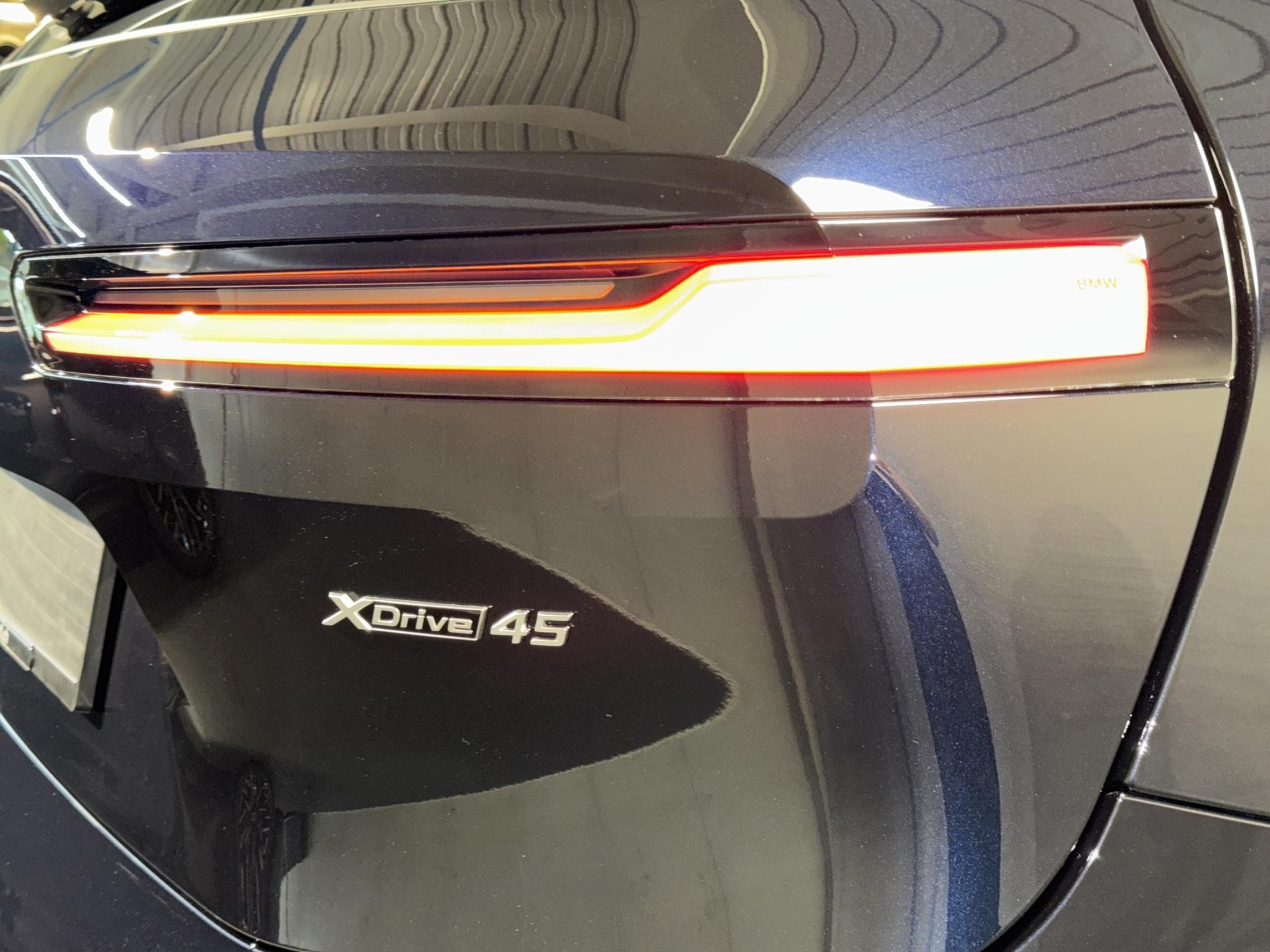 BMW iX xDrive45-image-5