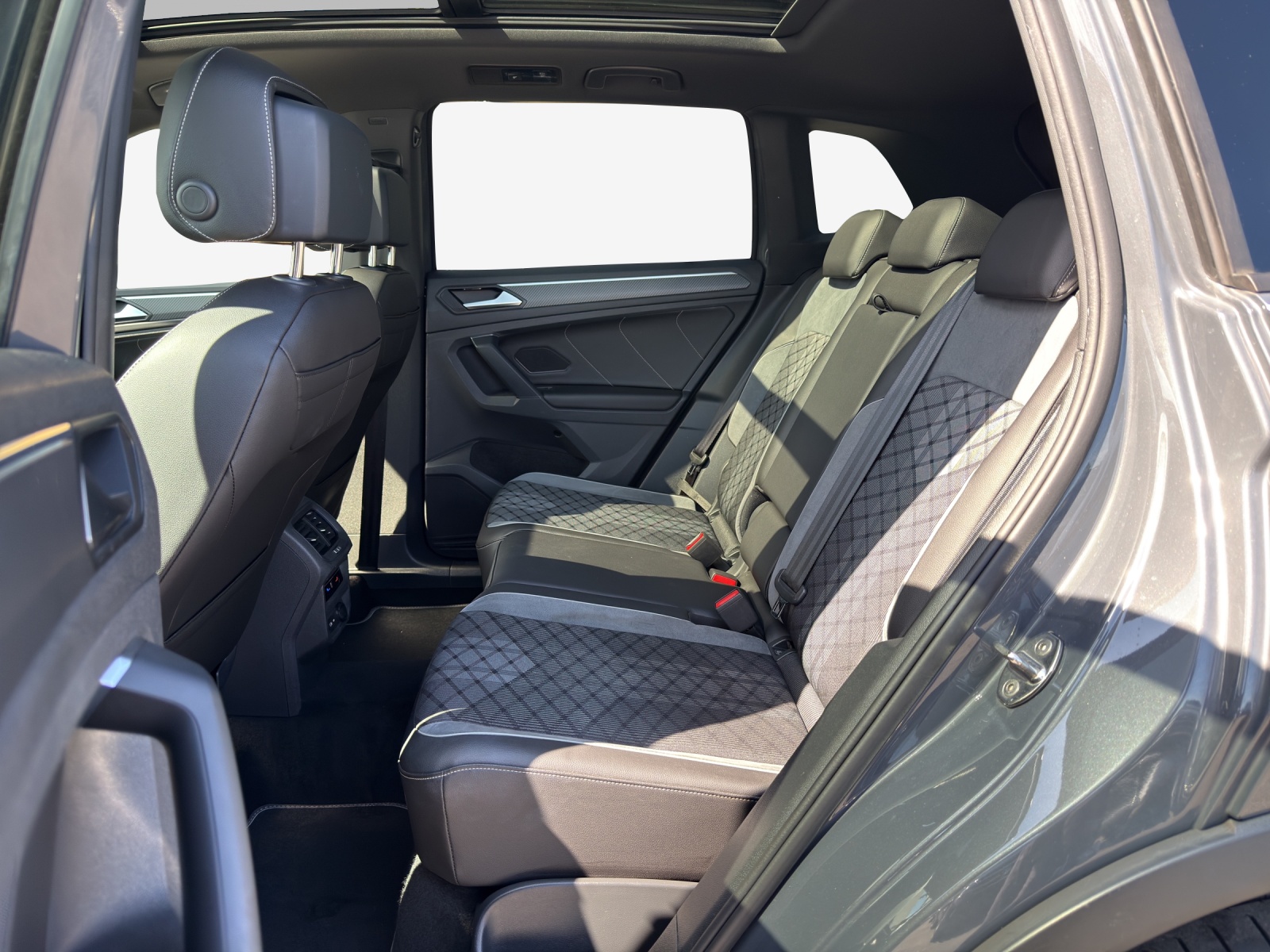 VW Tiguan 2.0TSI R-Line 4Motion DSG-image-11