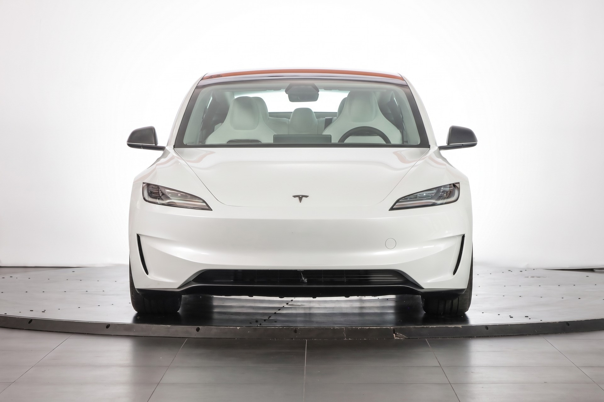 TESLA Model 3 Dual Motor Performance AWD-showroom-element-1