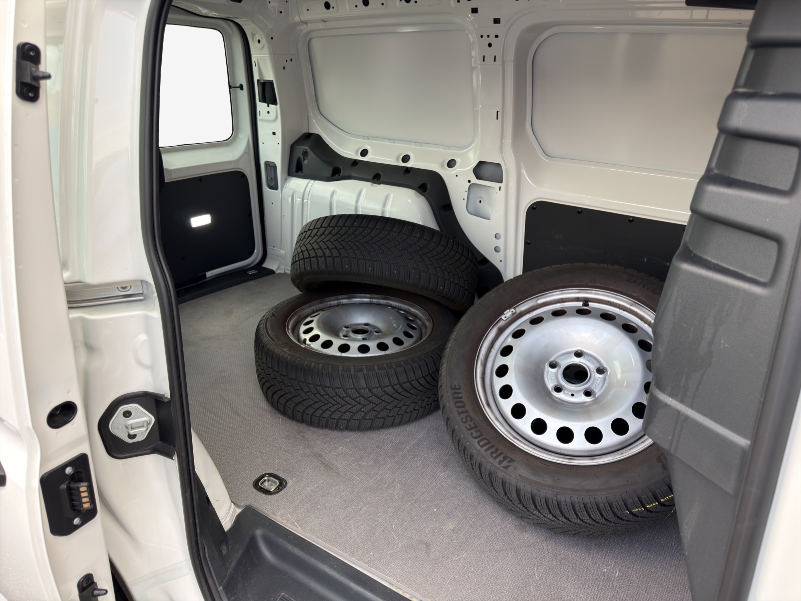 VW Caddy Cargo 2.0TDI Maxi 4Motion-image-11