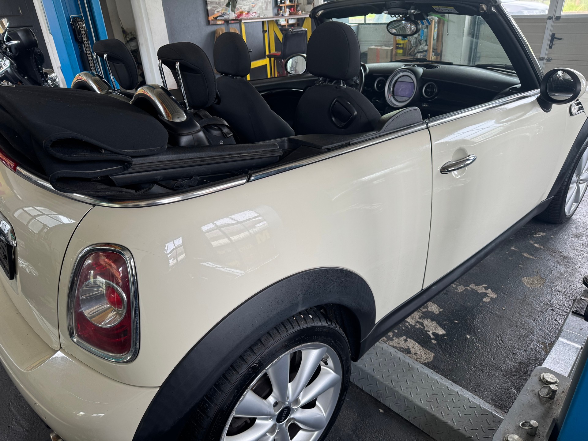 MINI Cooper Cabriolet Steptronic-image-5