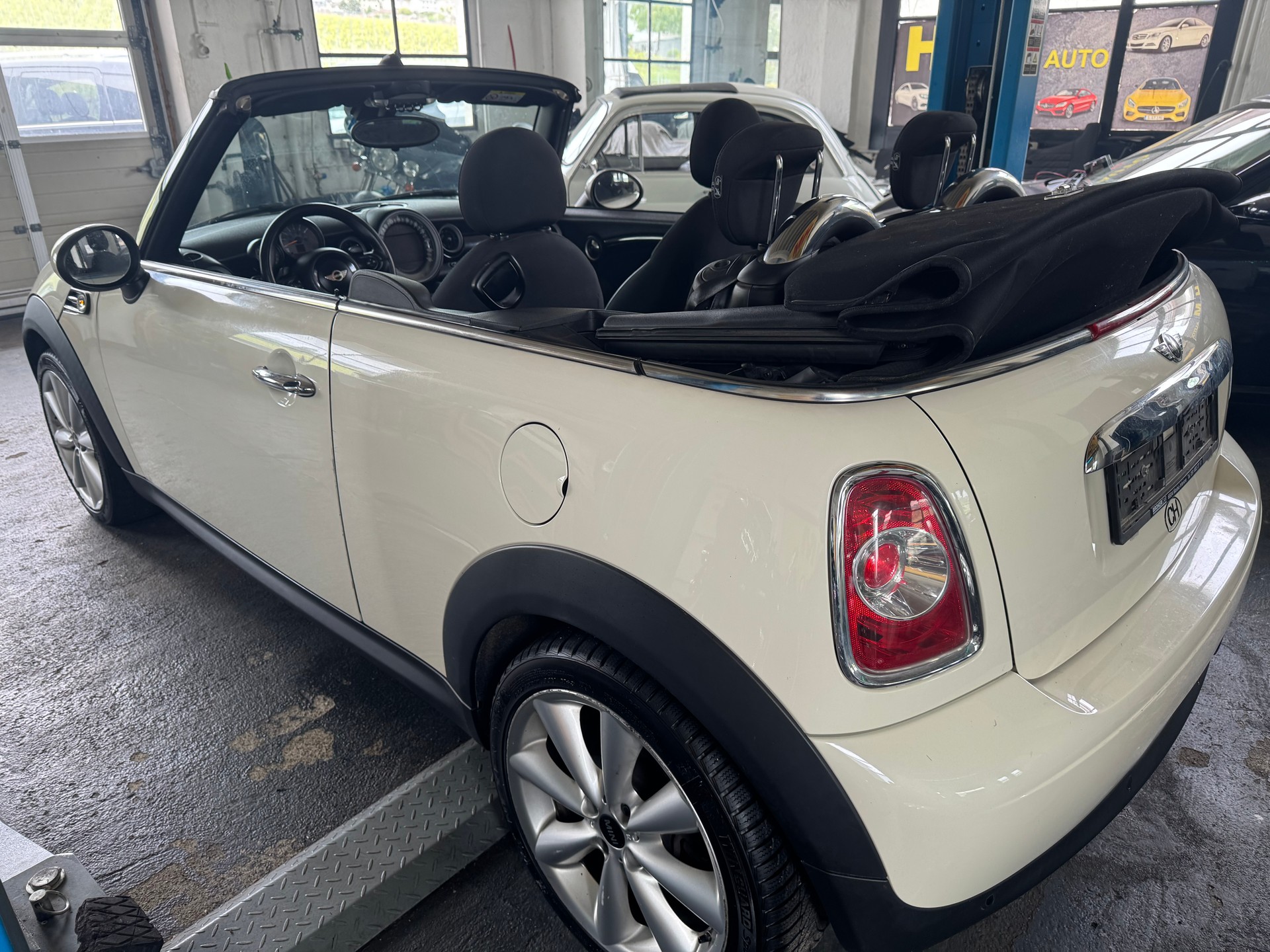 MINI Cooper Cabriolet Steptronic-image-2
