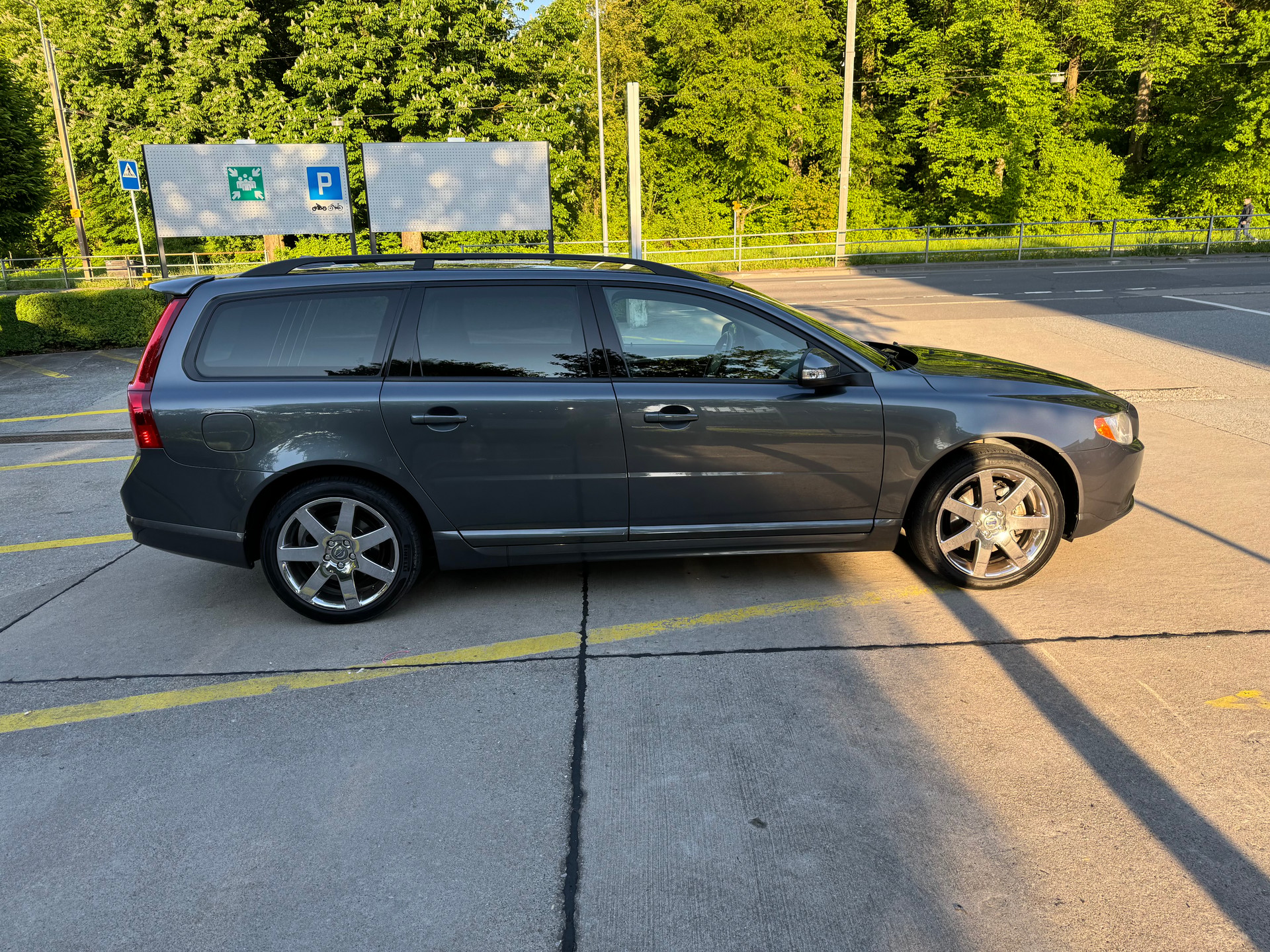 VOLVO 2.4 D5 Momentum-image-1