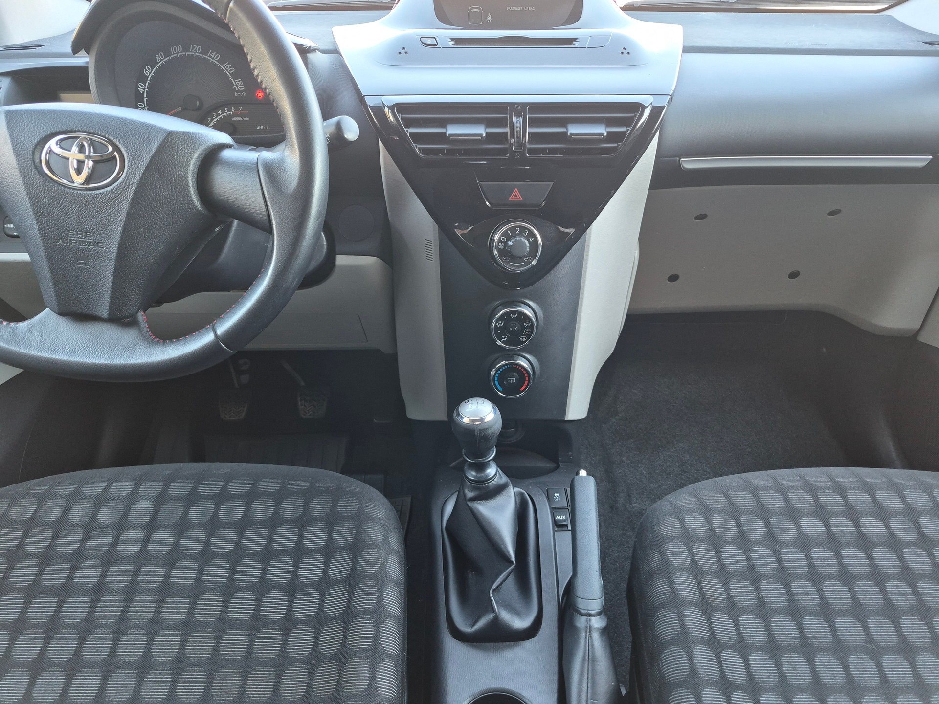 TOYOTA iQ 1.0 VVT-i Linea Sol-image-7