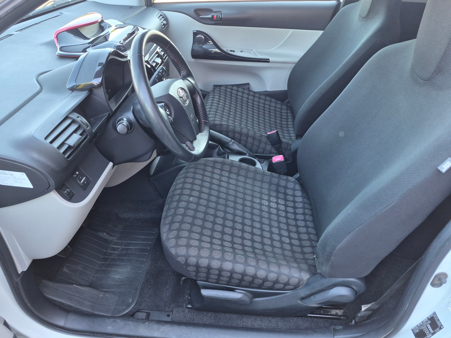 TOYOTA iQ 1.0 VVT-i Linea Sol-image-5