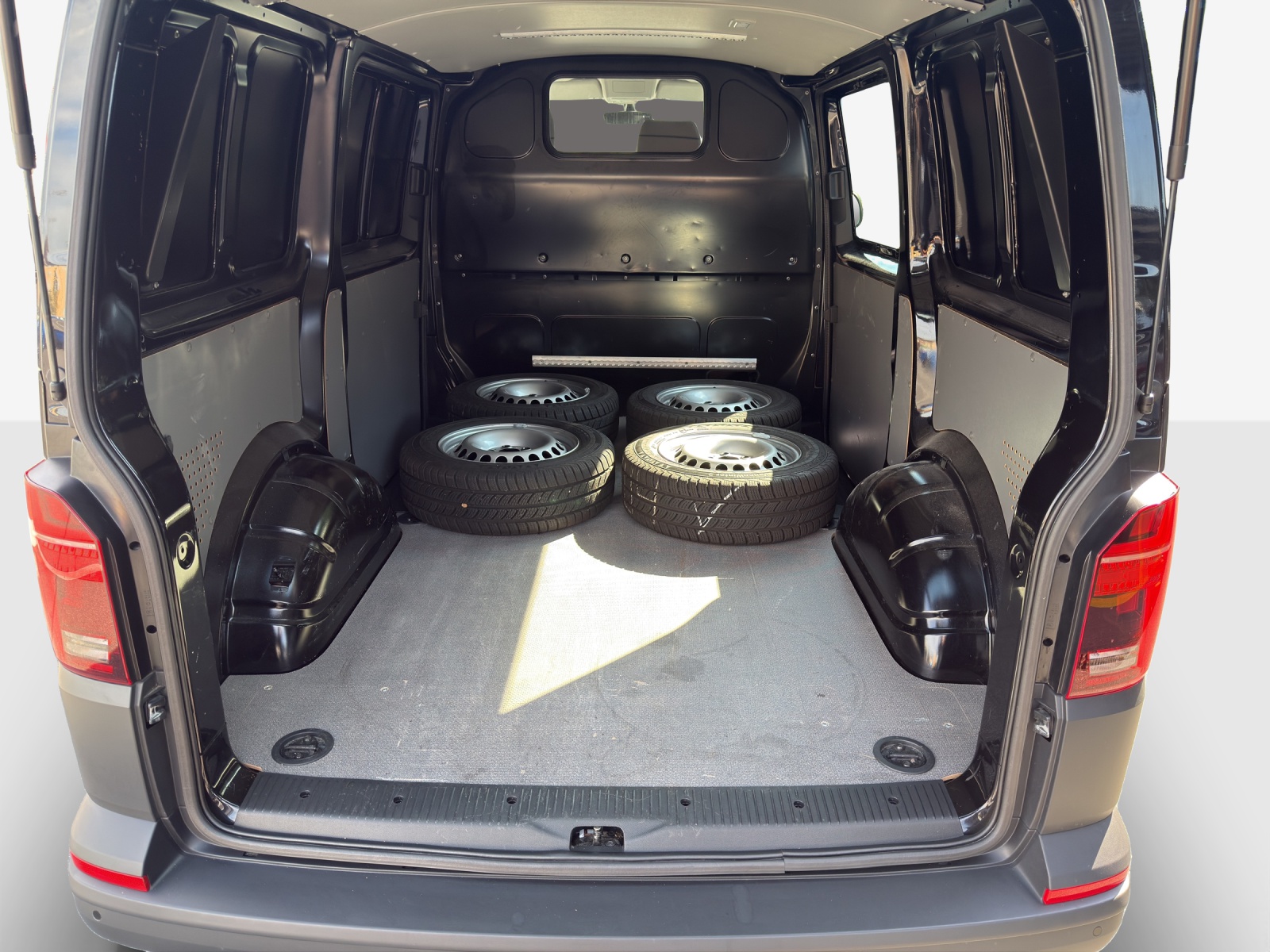 VW T6.1 2.0 TDI DSG-image-12