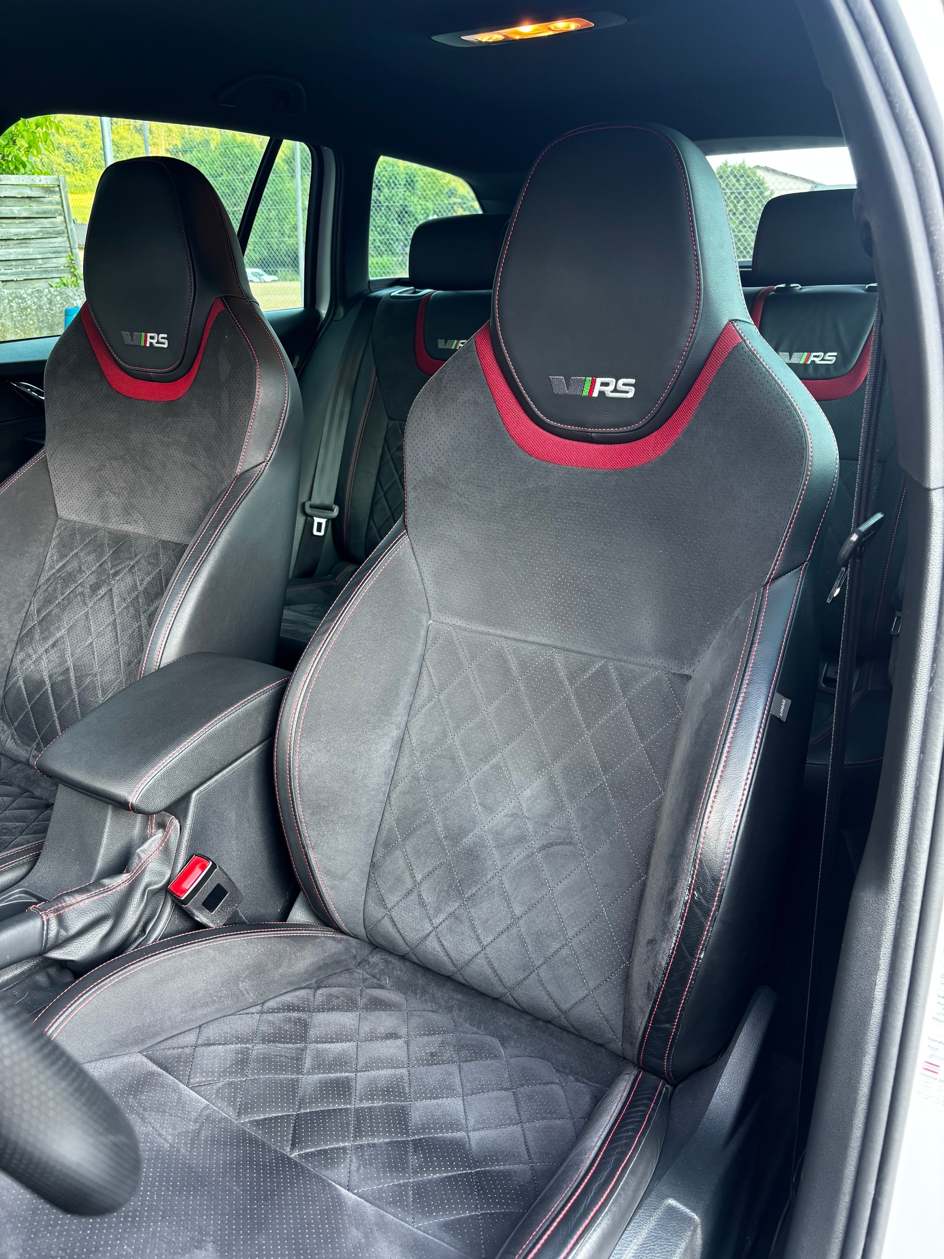 SKODA Octavia Combi 2.0 TDI RS 4x4 DSG-image-11