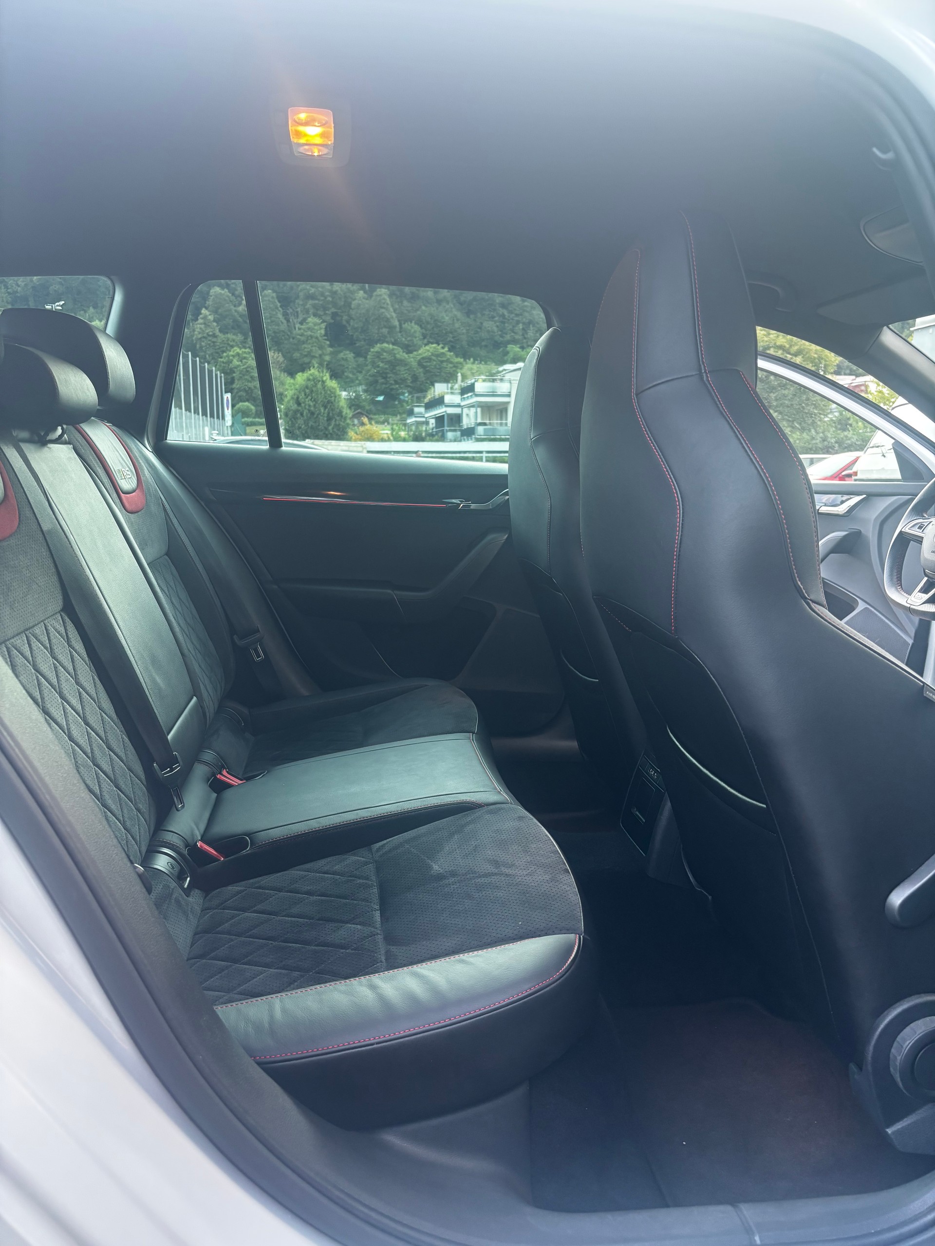 SKODA Octavia Combi 2.0 TDI RS 4x4 DSG-image-10