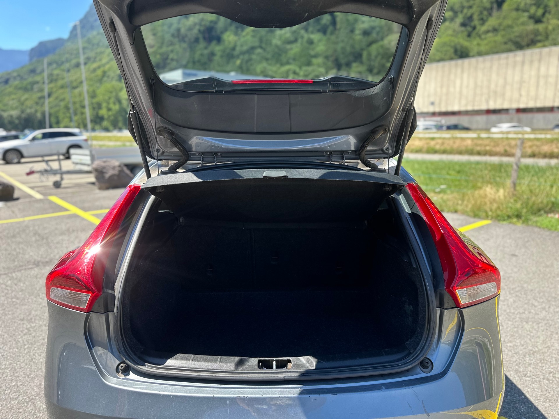 VOLVO V40 T2 Kinetic R-Design-image-22
