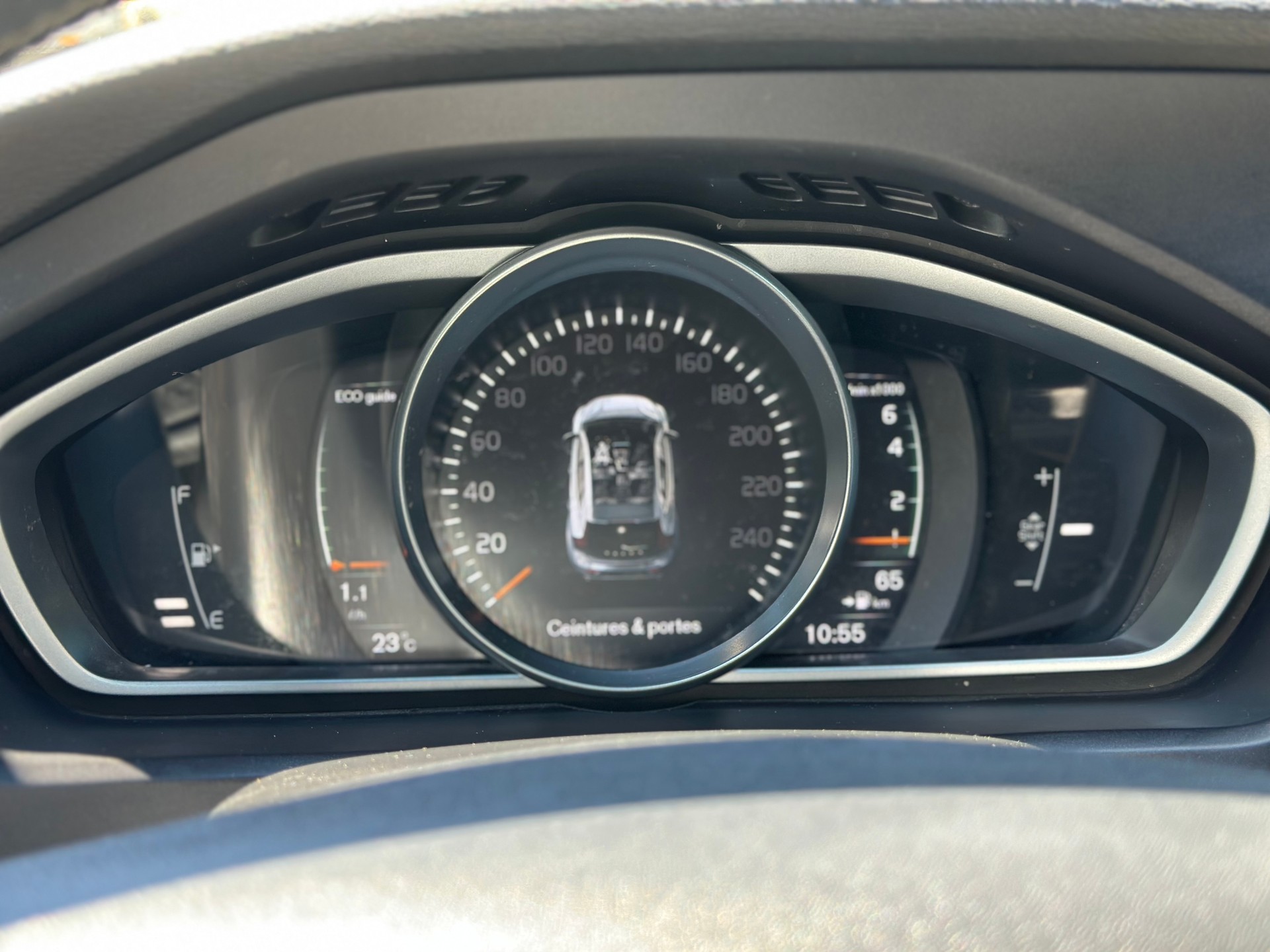 VOLVO V40 T2 Kinetic R-Design-image-16
