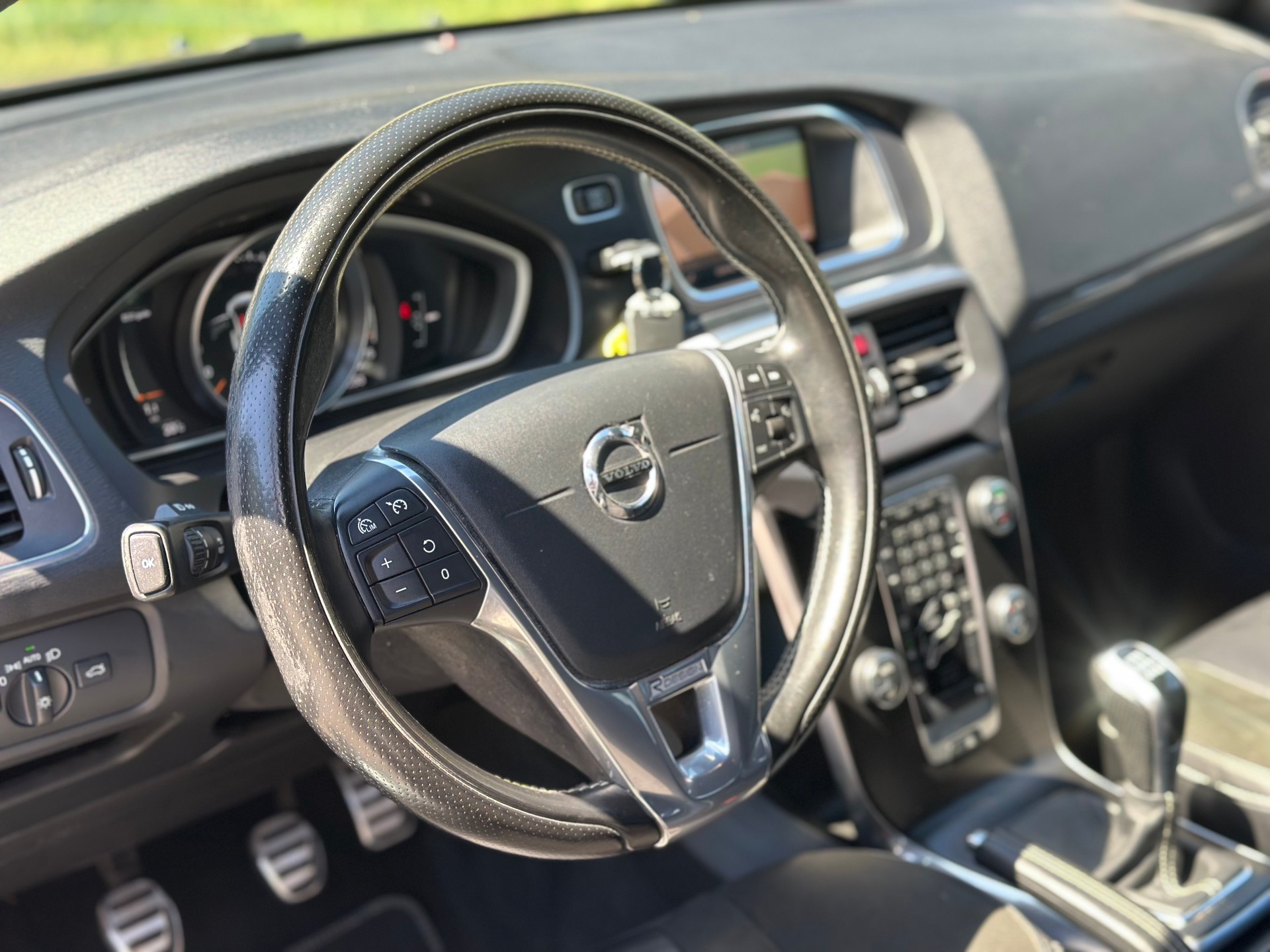 VOLVO V40 T2 Kinetic R-Design-image-11