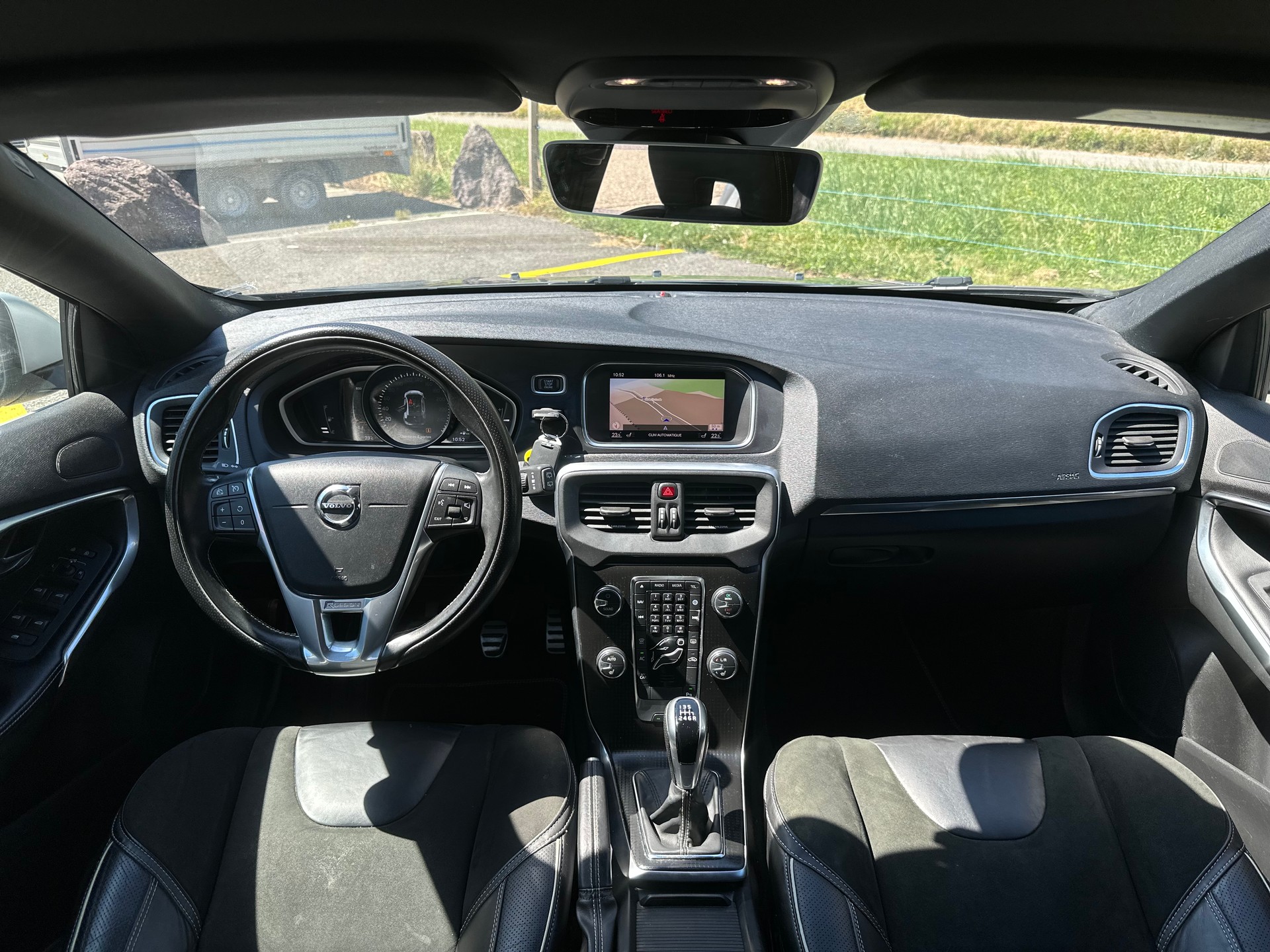 VOLVO V40 T2 Kinetic R-Design-image-9