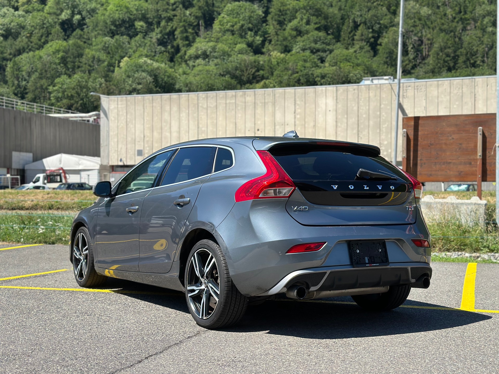 VOLVO V40 T2 Kinetic R-Design-image-5