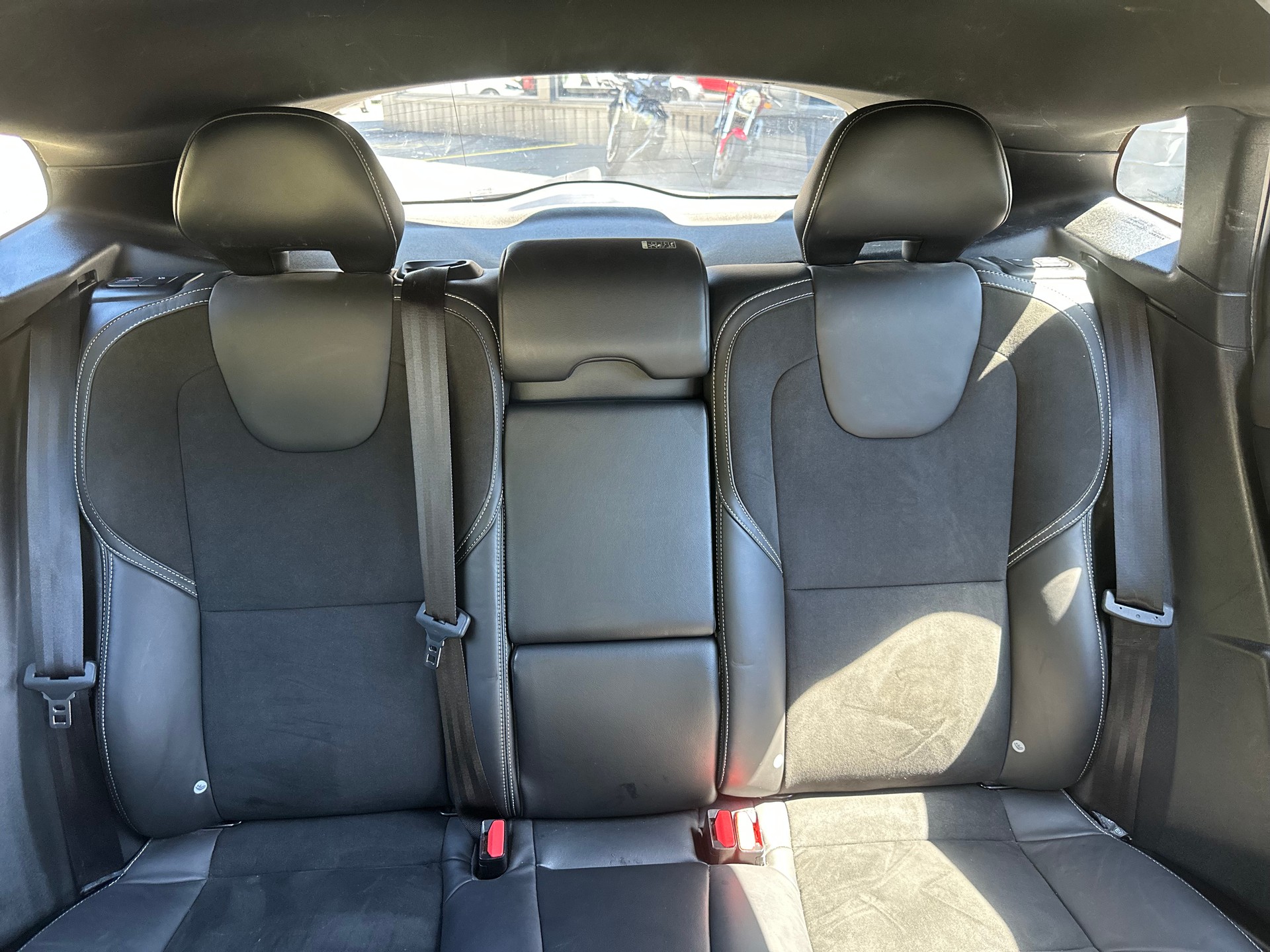VOLVO V40 T2 Kinetic R-Design-image-12