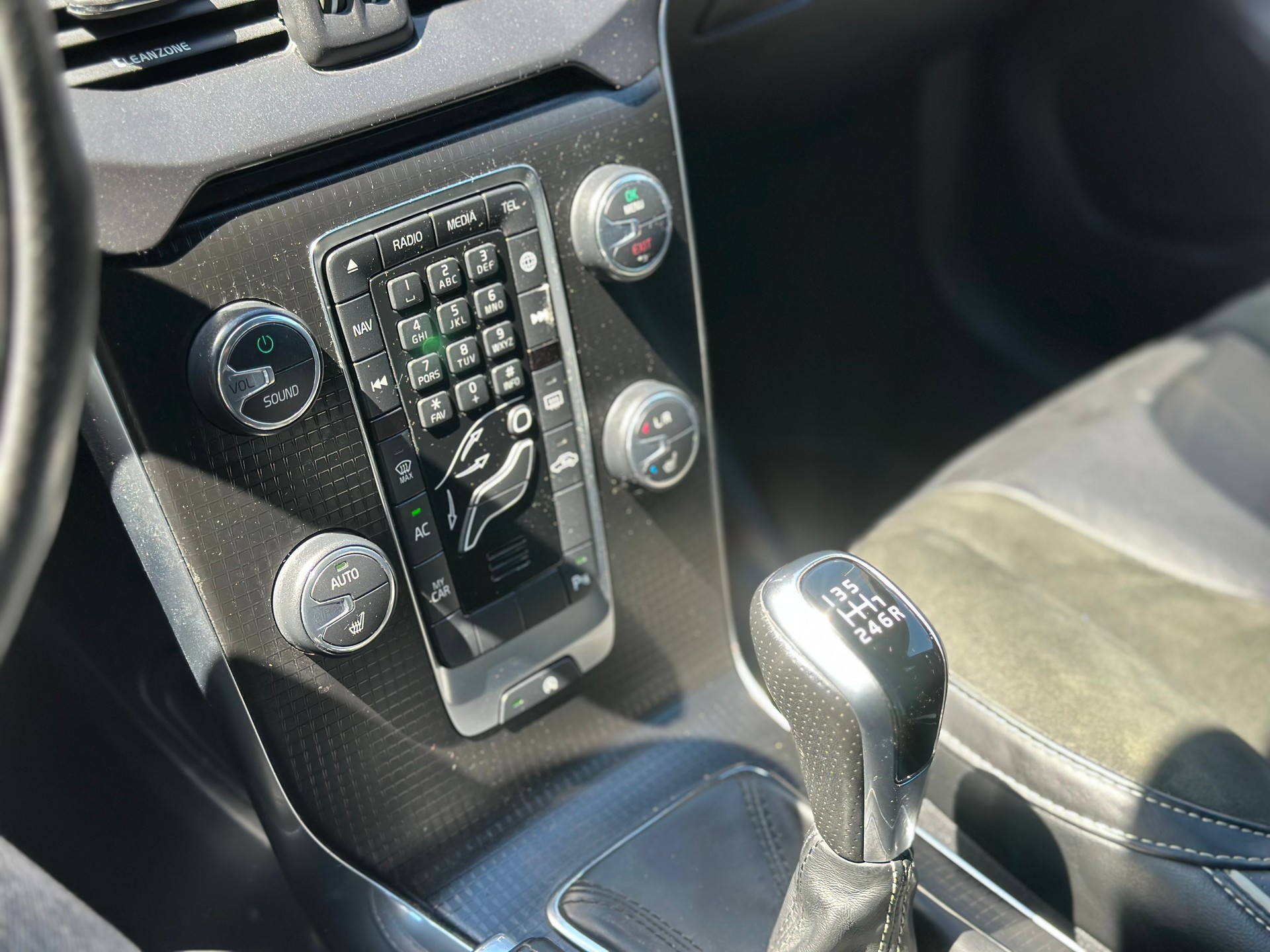 VOLVO V40 T2 Kinetic R-Design-image-18