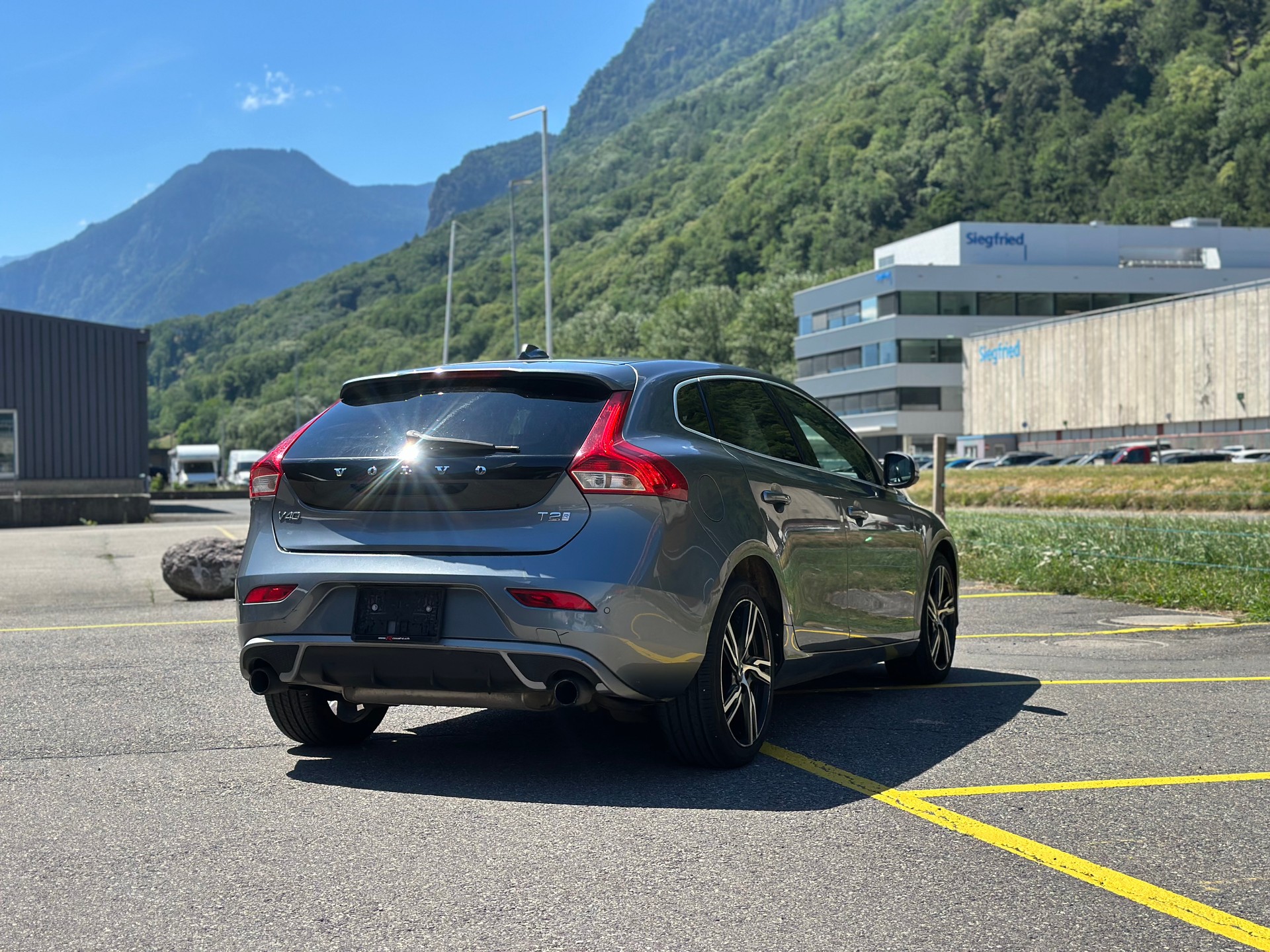 VOLVO V40 T2 Kinetic R-Design-showroom-element-3