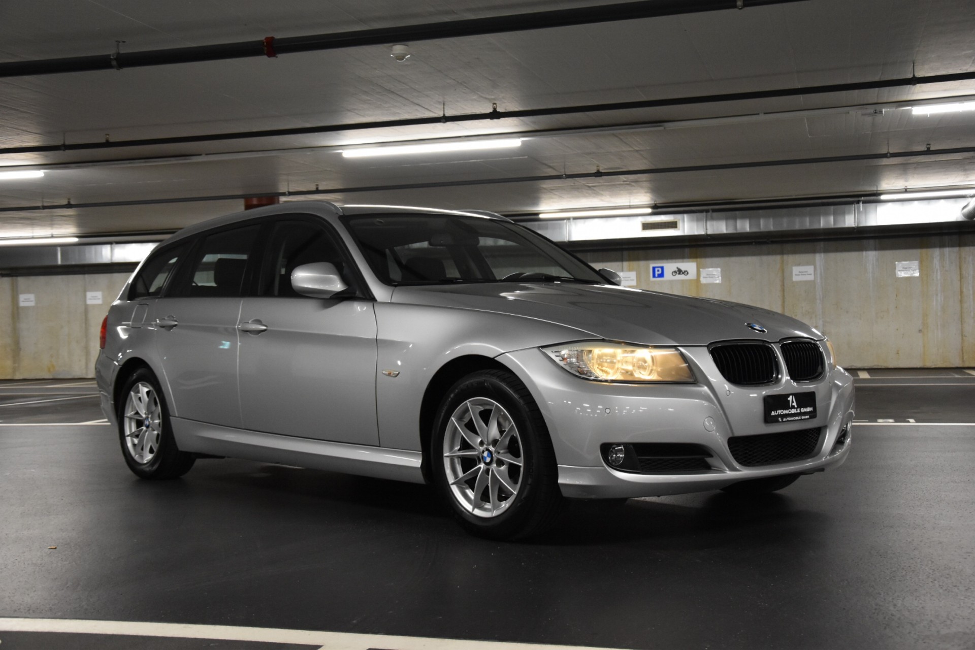 BMW 320d xDrive Touring-image-9