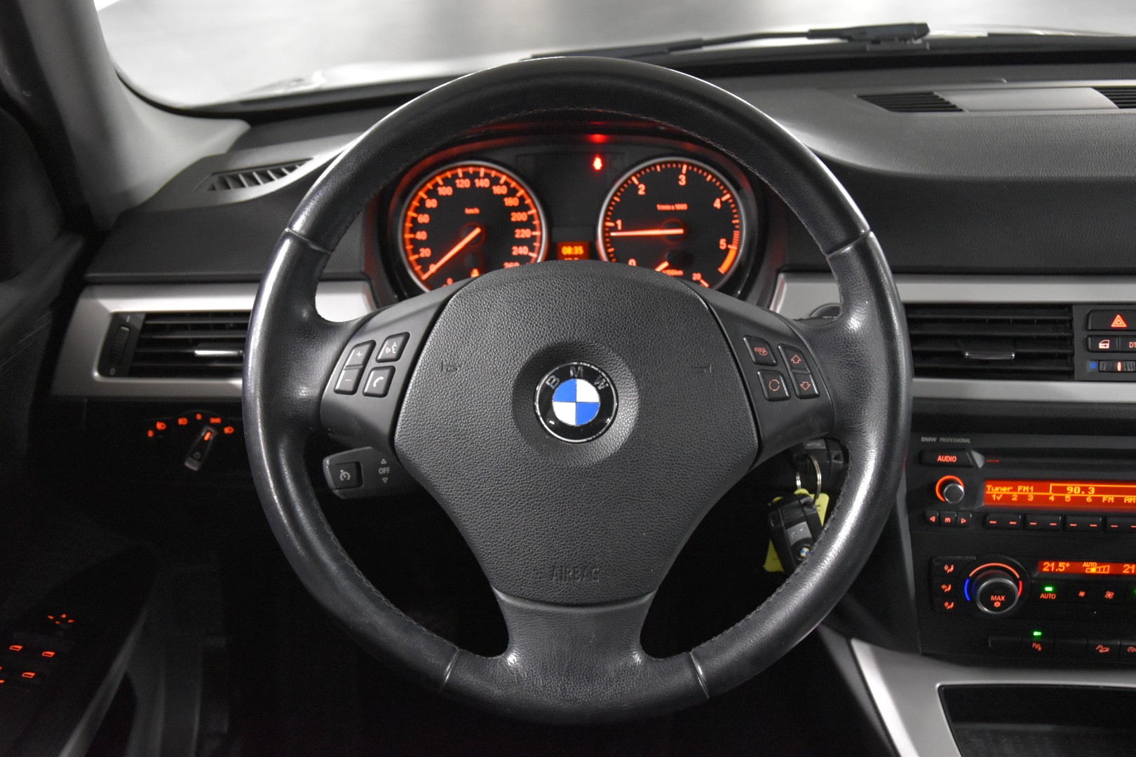 BMW 320d xDrive Touring-image-11